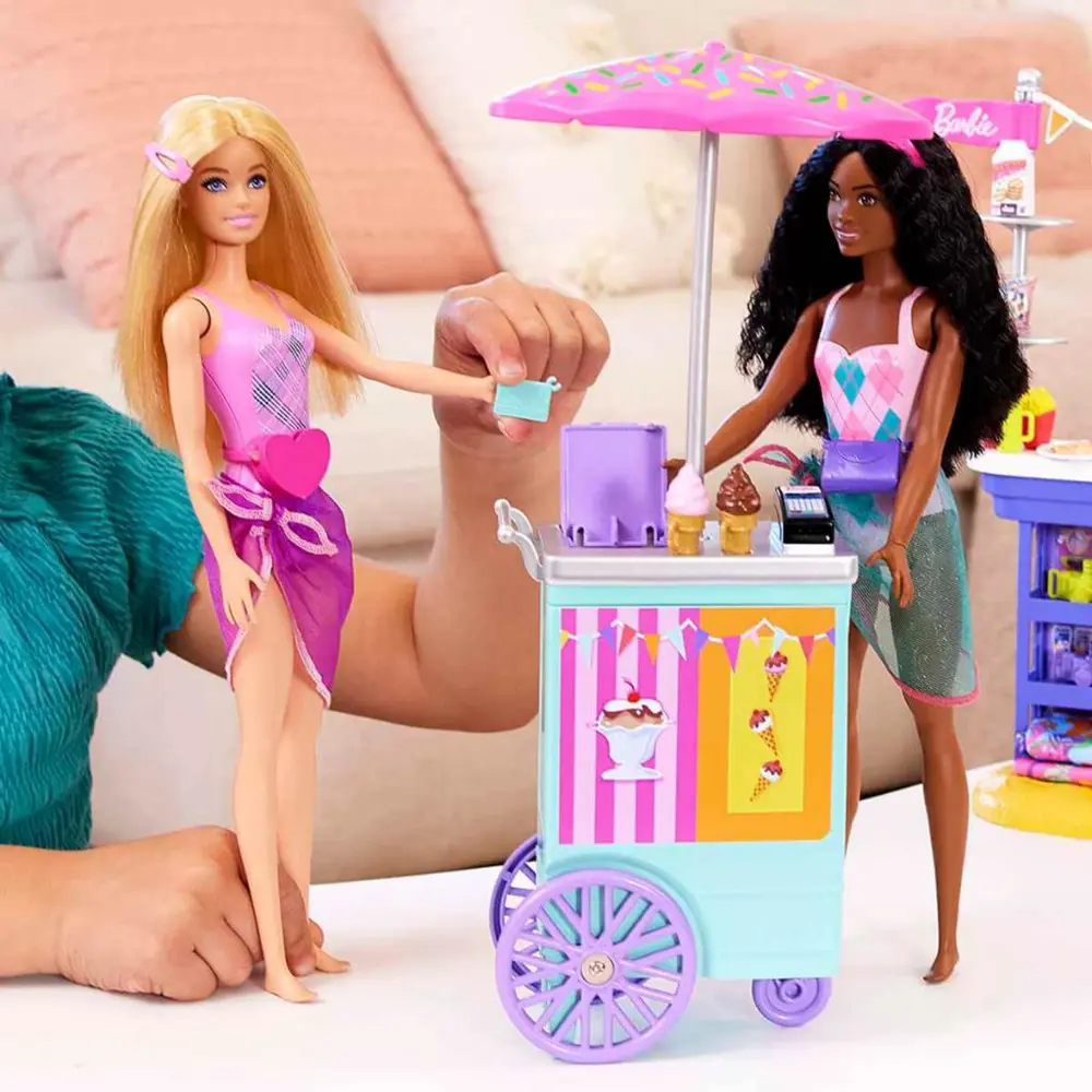 Barbie Brooklyn ve Malibu Bebekleri Oyun Seti HNK99 Barbie Brooklyn ve Malibu Bebekleri Oyun Seti HNK99