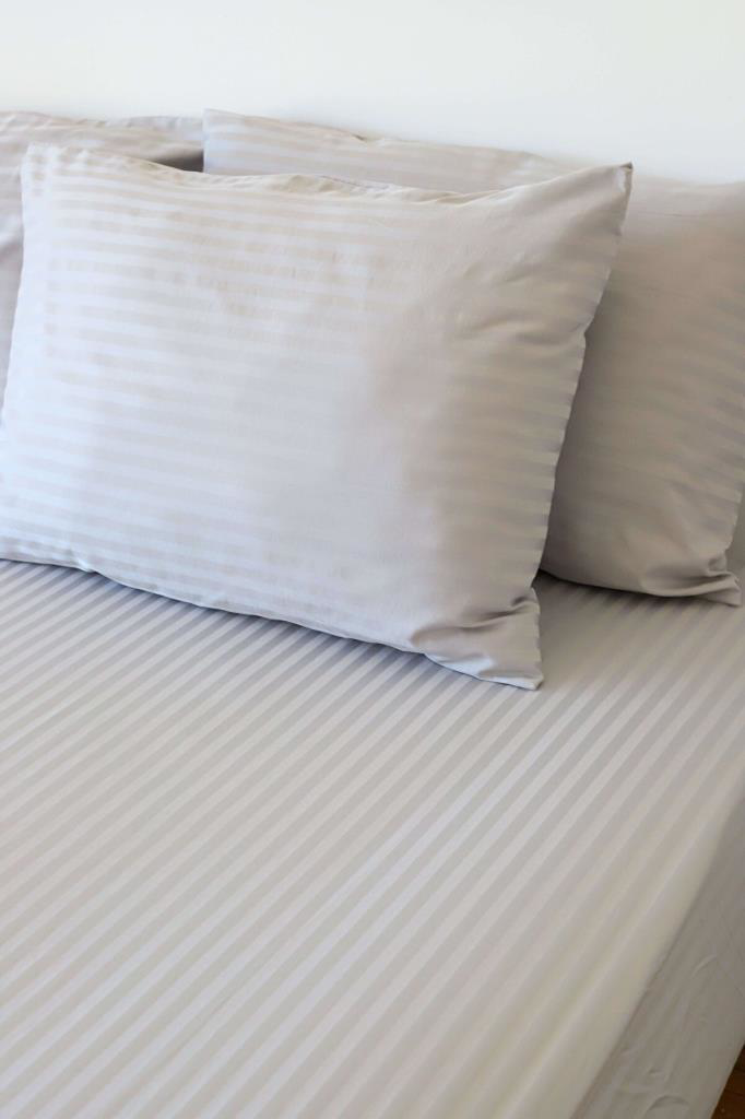 Basic Stripe Çift Kişilik Fitted Micro Saten Çarşaf ve 2 Yastık K