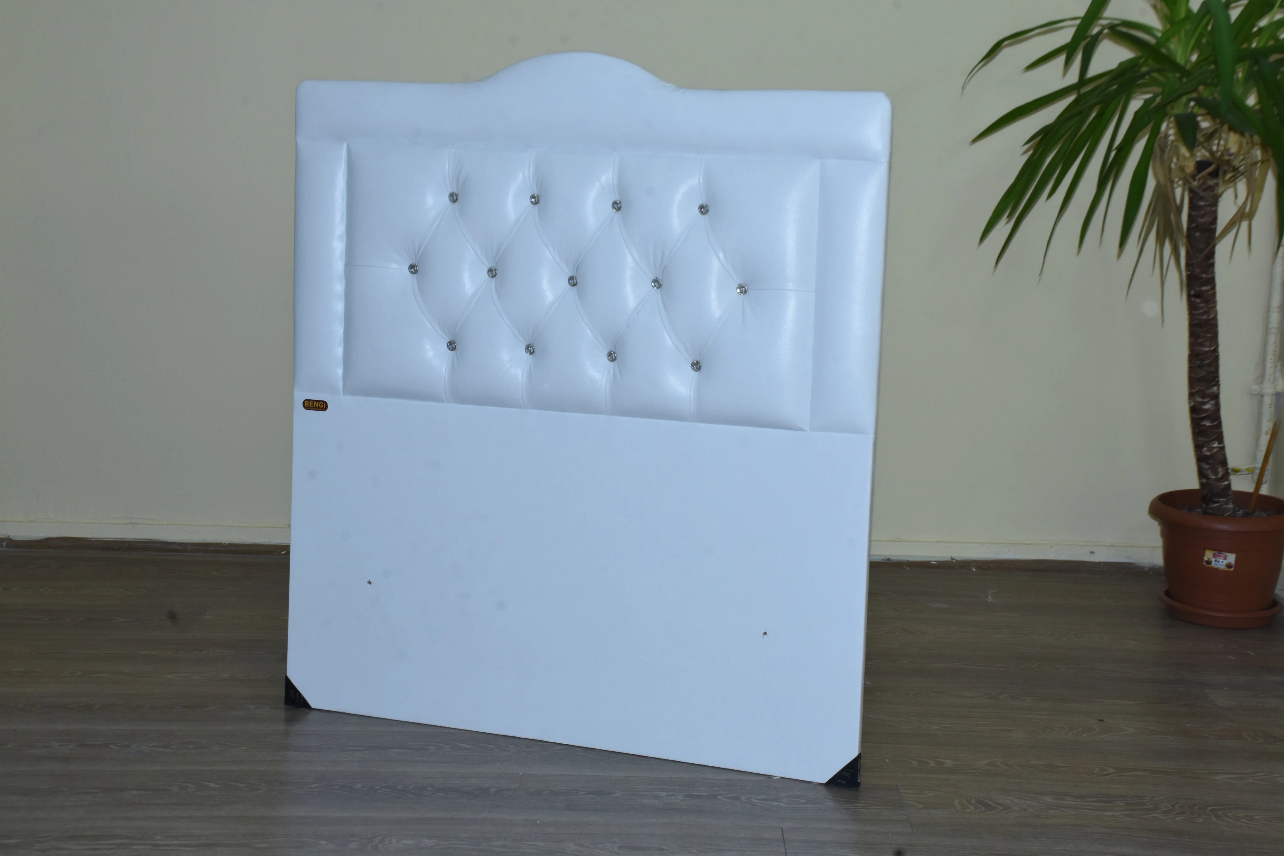 Başlık 90*190 cm 13419 Model SUNİ DERİ BEYAZ SİLİNİR Kapitone döş