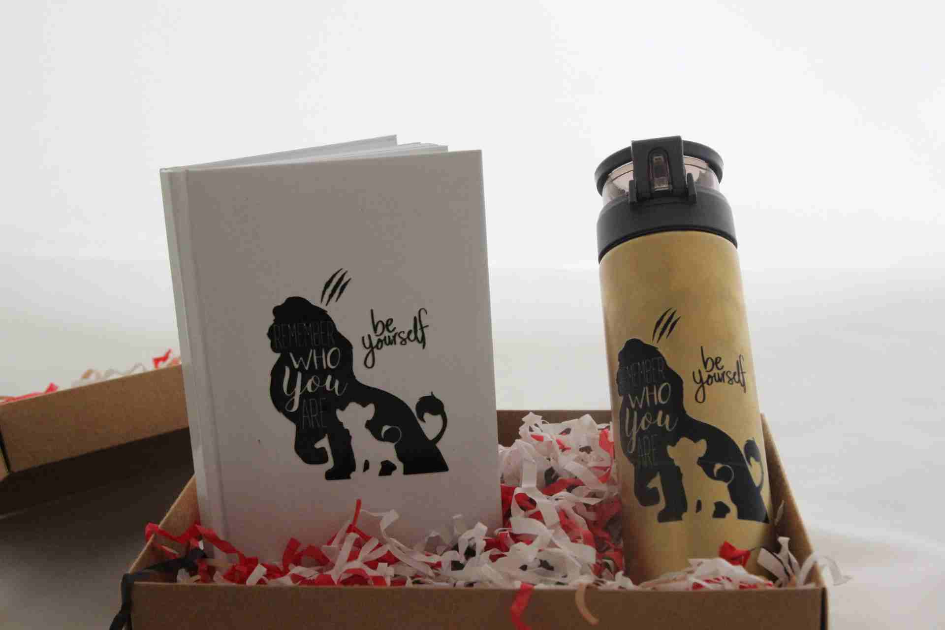 İhtiyaçavm Be Yourself Hediye Kutusu - Be Yourself Temalı Termos Ve Defter Hediye Seti