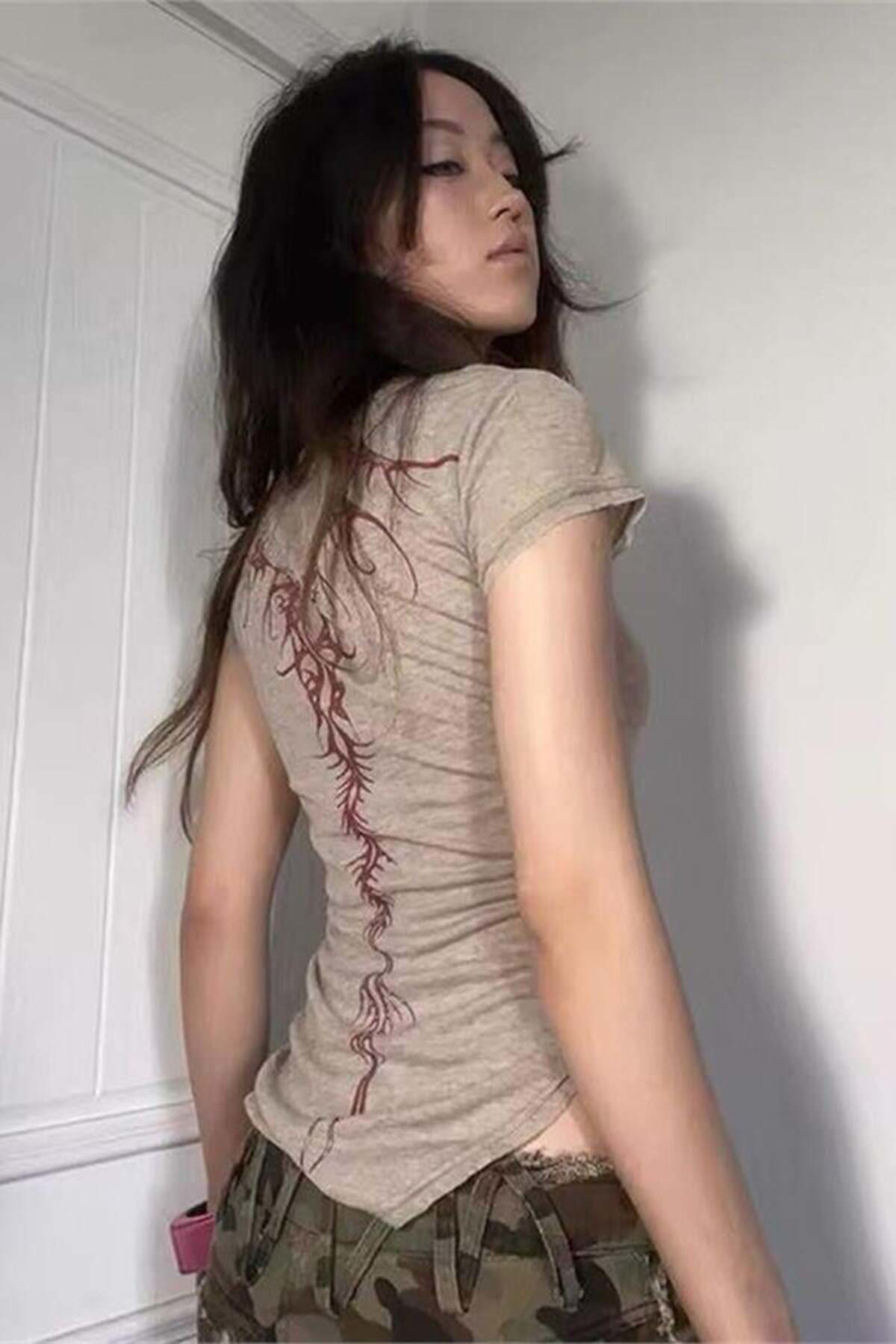 Bej Slayer Horn Kırmızı Sırt Desenli Gotik Kısa Kollu Bluz Bej Slayer Horn Kırmızı Sırt Desenli Gotik Kısa Kollu Bluz