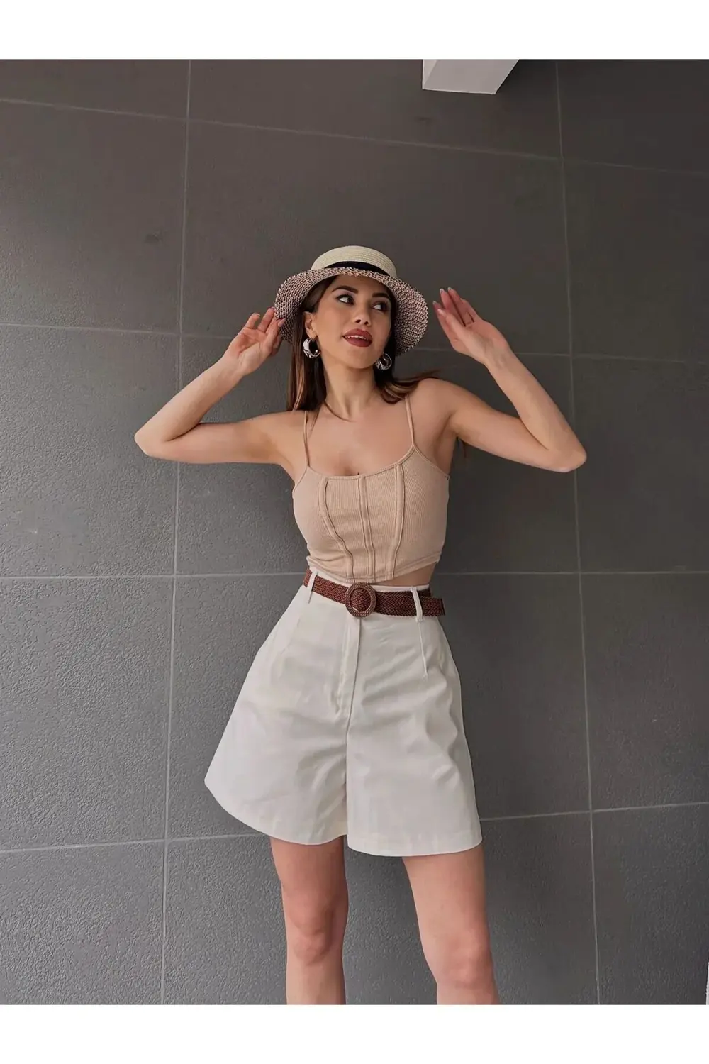 Beli Kemerli Geniş Paçalı Mom Şort -Krem