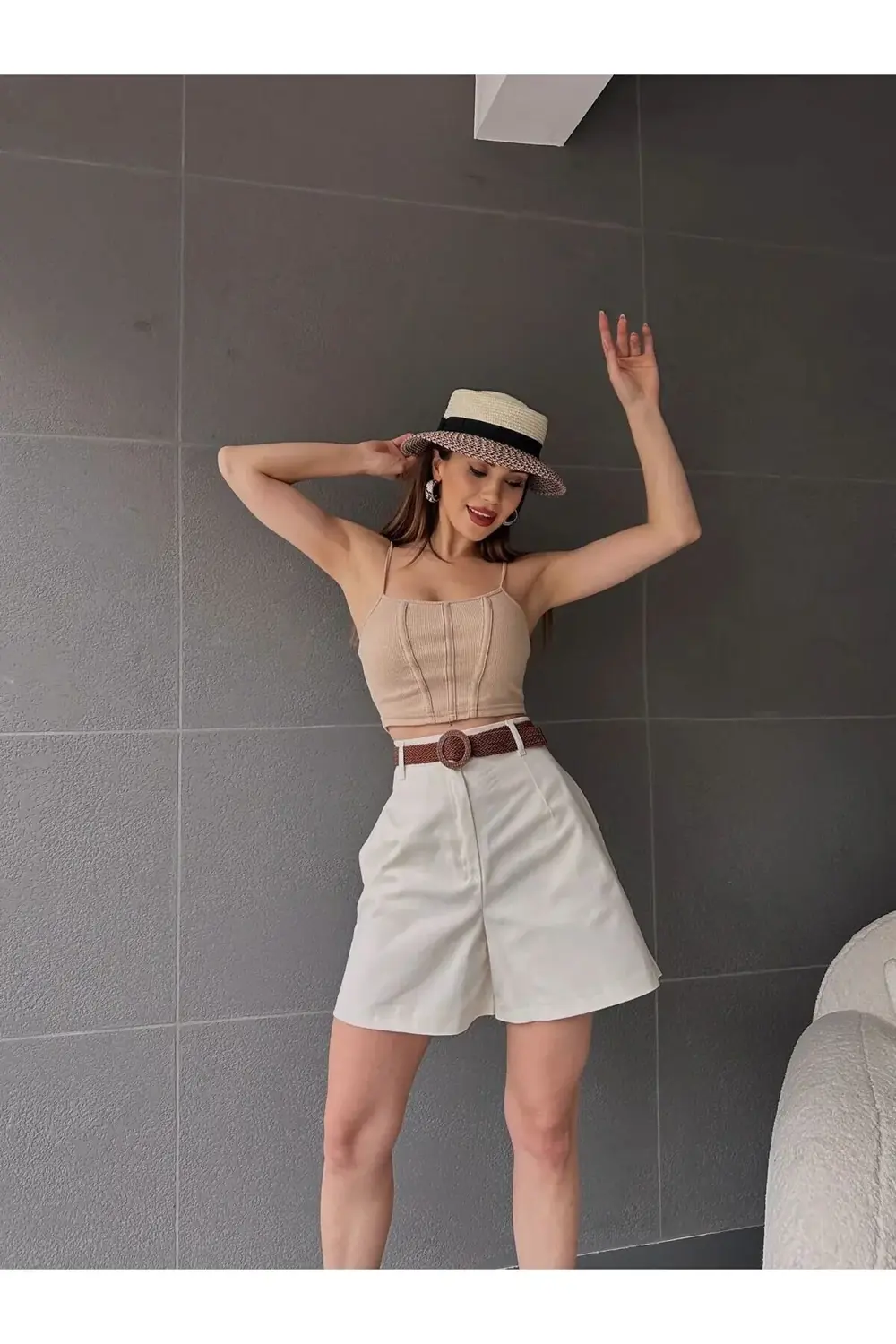 Beli Kemerli Geniş Paçalı Mom Şort -Krem