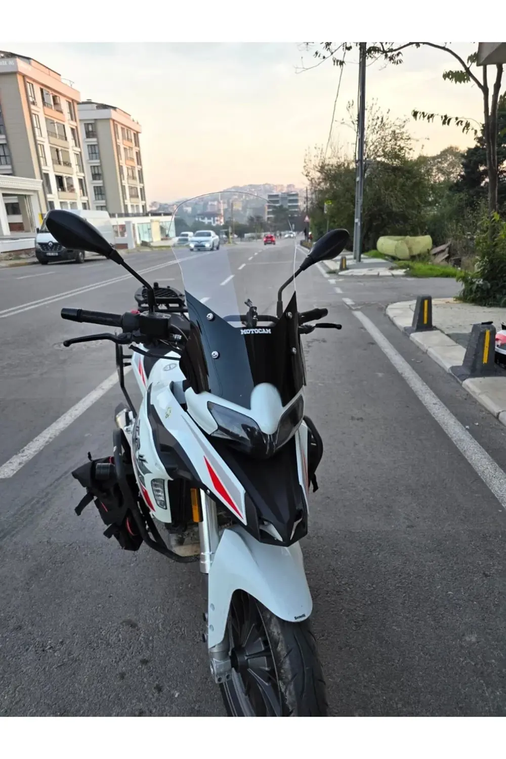 Benelli TRK 251 Ön Cam 2019-2023 Model 56cm Şeffaf Renkli 4mm Benelli TRK 251 Ön Cam 2019-2023 Model 56cm Şeffaf Renkli 4mm