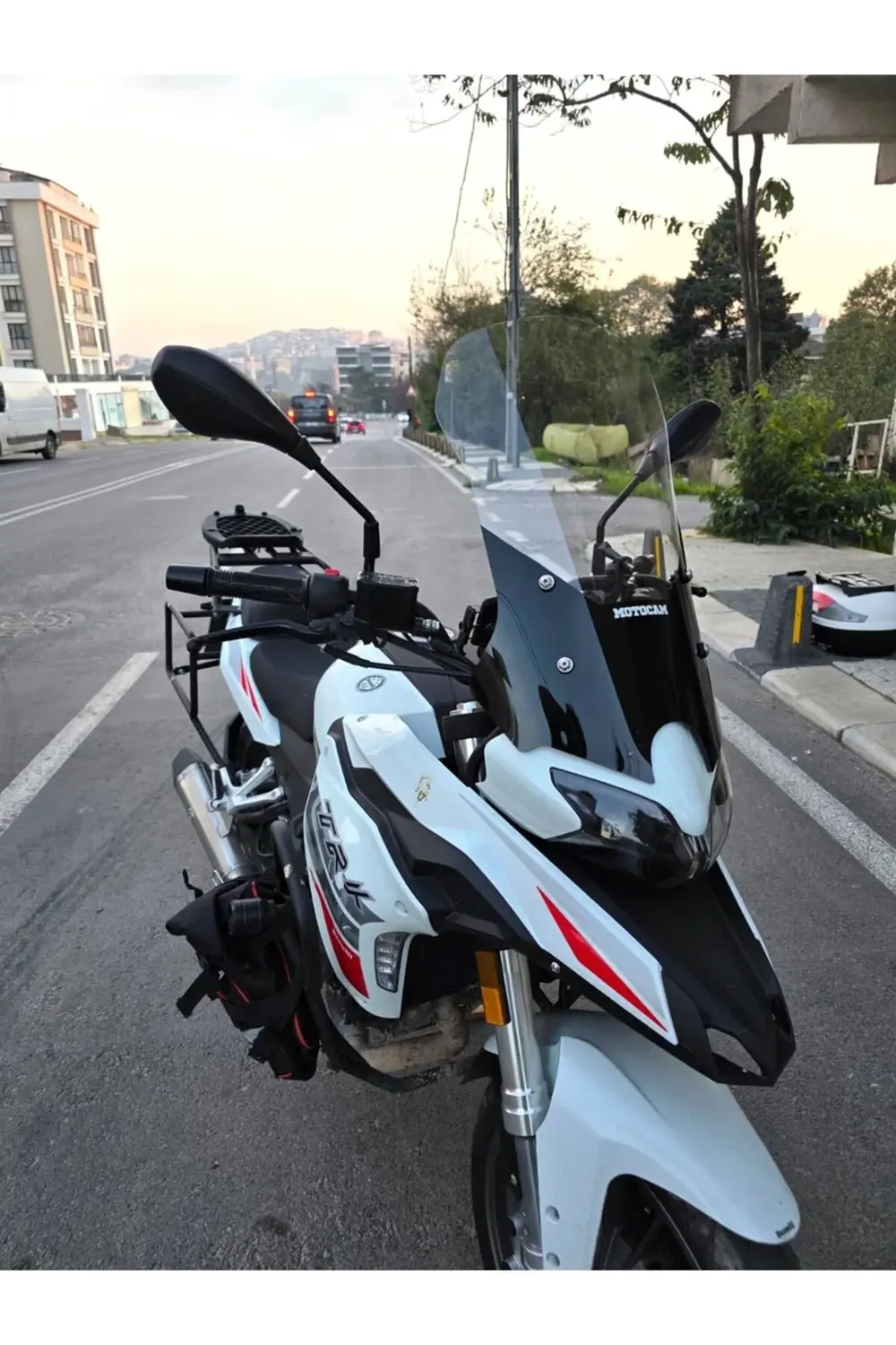 Benelli TRK 251 Ön Cam 2019-2023 Model 56cm Şeffaf Renkli 4mm Benelli TRK 251 Ön Cam 2019-2023 Model 56cm Şeffaf Renkli 4mm