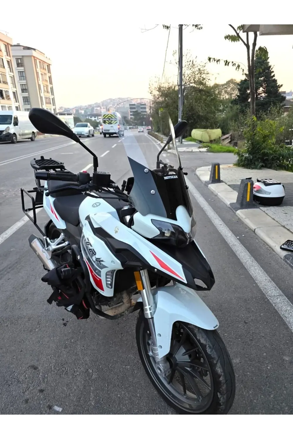 Benelli TRK 251 Ön Cam 2019-2023 Model 56cm Şeffaf Renkli 4mm Benelli TRK 251 Ön Cam 2019-2023 Model 56cm Şeffaf Renkli 4mm
