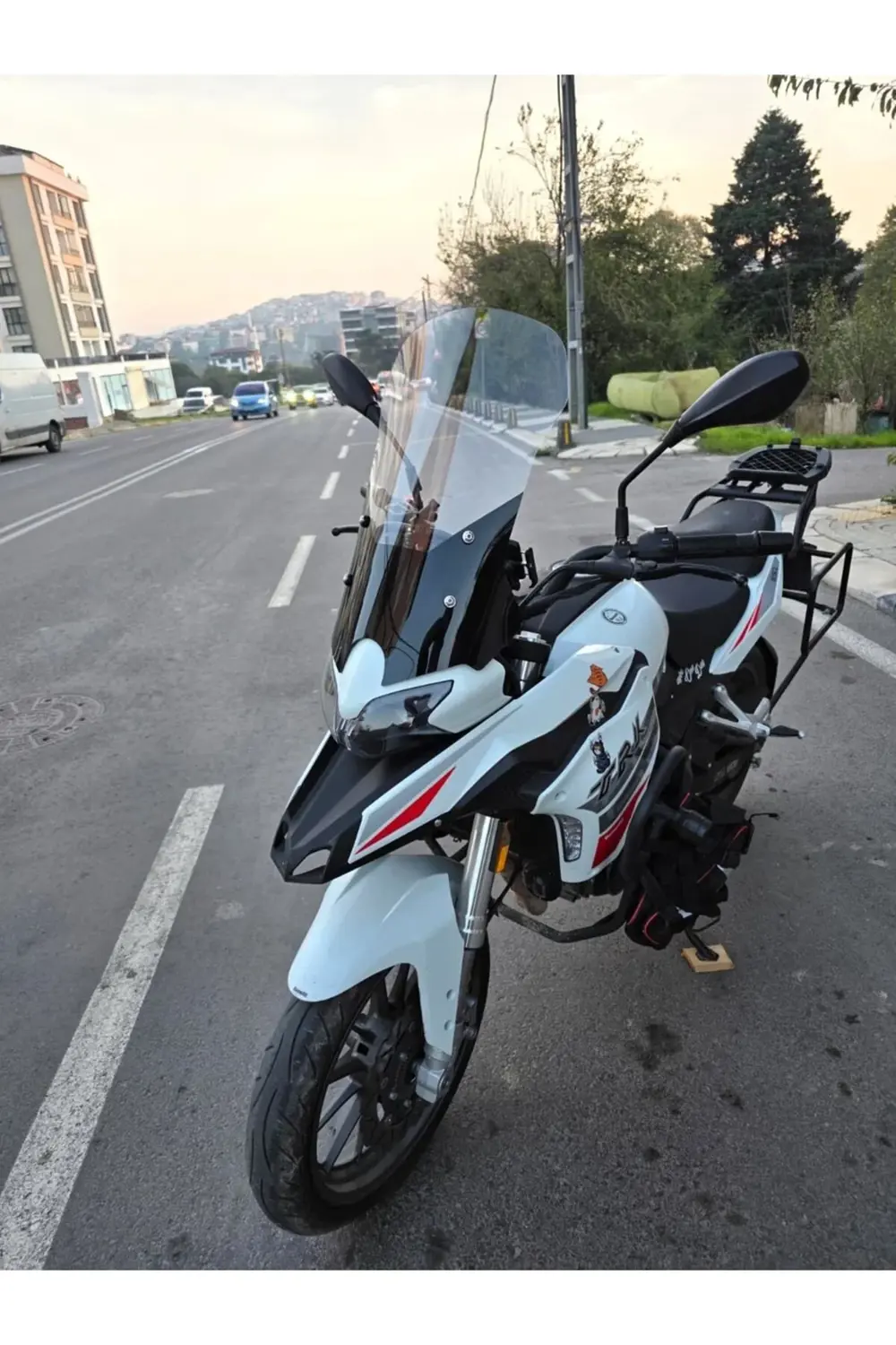 Benelli TRK 251 Ön Cam 2019-2023 Model 56cm Şeffaf Renkli 4mm Benelli TRK 251 Ön Cam 2019-2023 Model 56cm Şeffaf Renkli 4mm