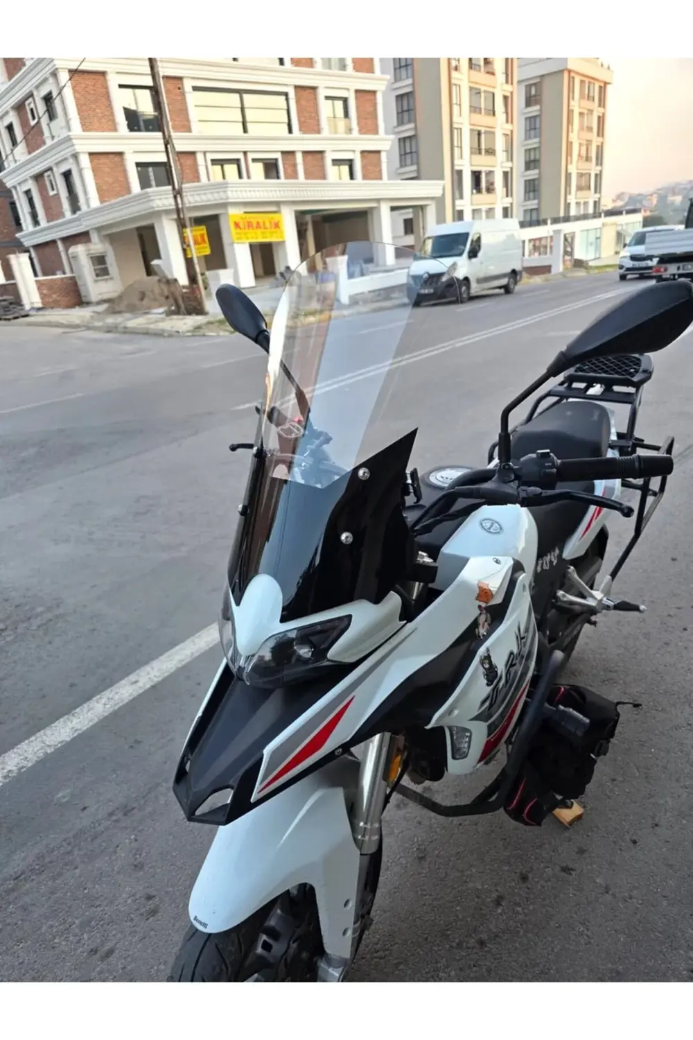 Benelli TRK 251 Ön Cam 2019-2023 Model 56cm Şeffaf Renkli 4mm Benelli TRK 251 Ön Cam 2019-2023 Model 56cm Şeffaf Renkli 4mm