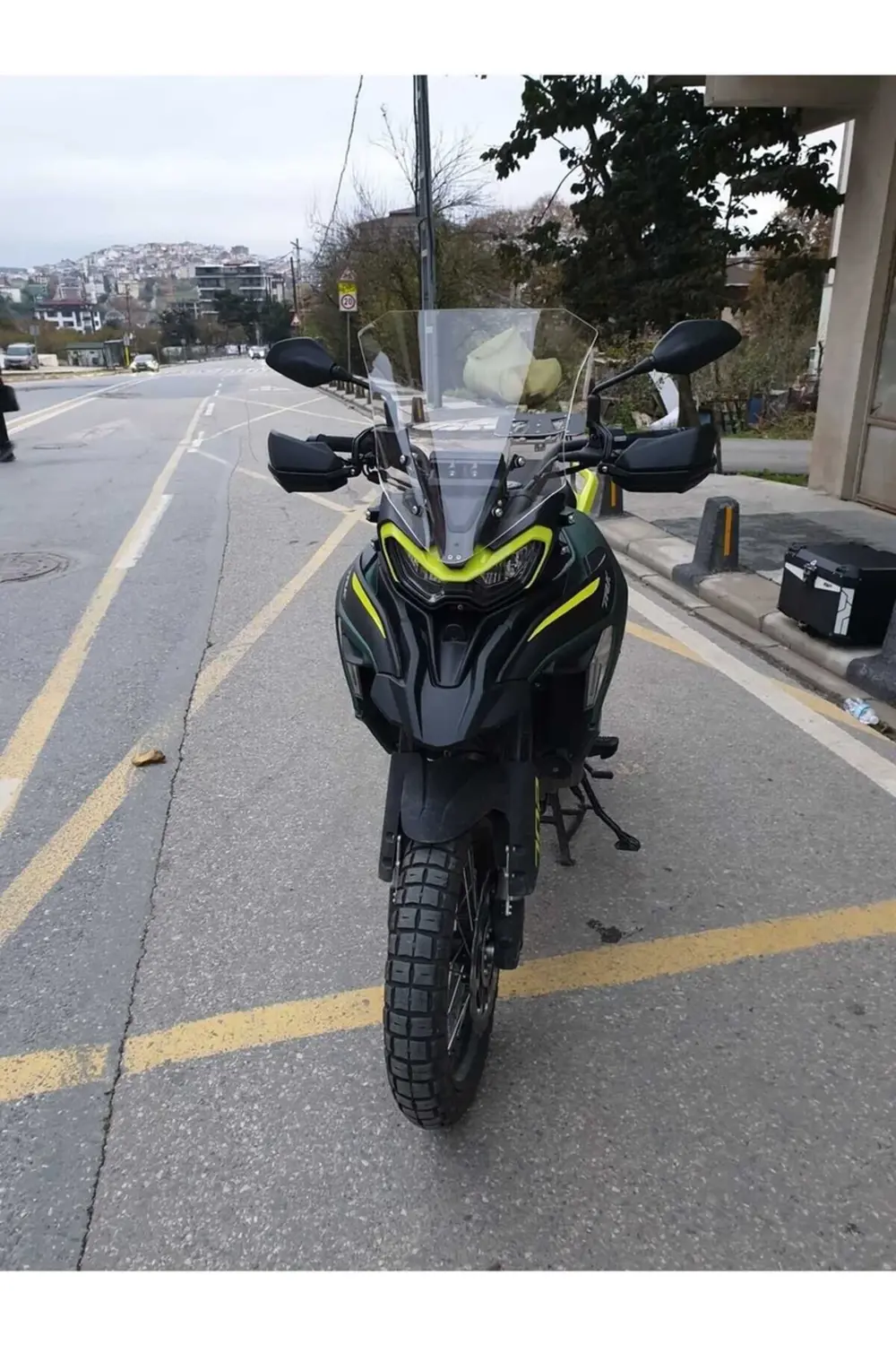 Benelli TRK 702 X Ön Cam 2025 Model 51cm Şeffaf Renkli 4mm TASARI