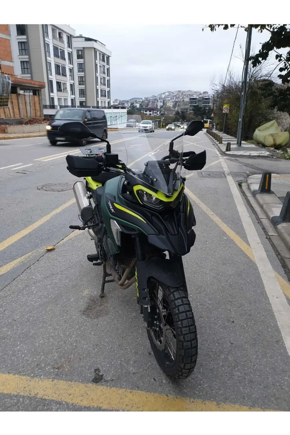 Benelli TRK 702 X Ön Cam 2025 Model 51cm Şeffaf Renkli 4mm TASARI