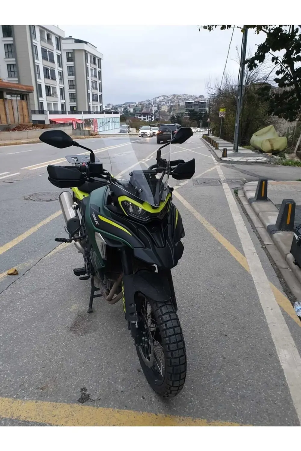 Benelli TRK 702 X Ön Cam 2025 Model 51cm Şeffaf Renkli 4mm TASARI