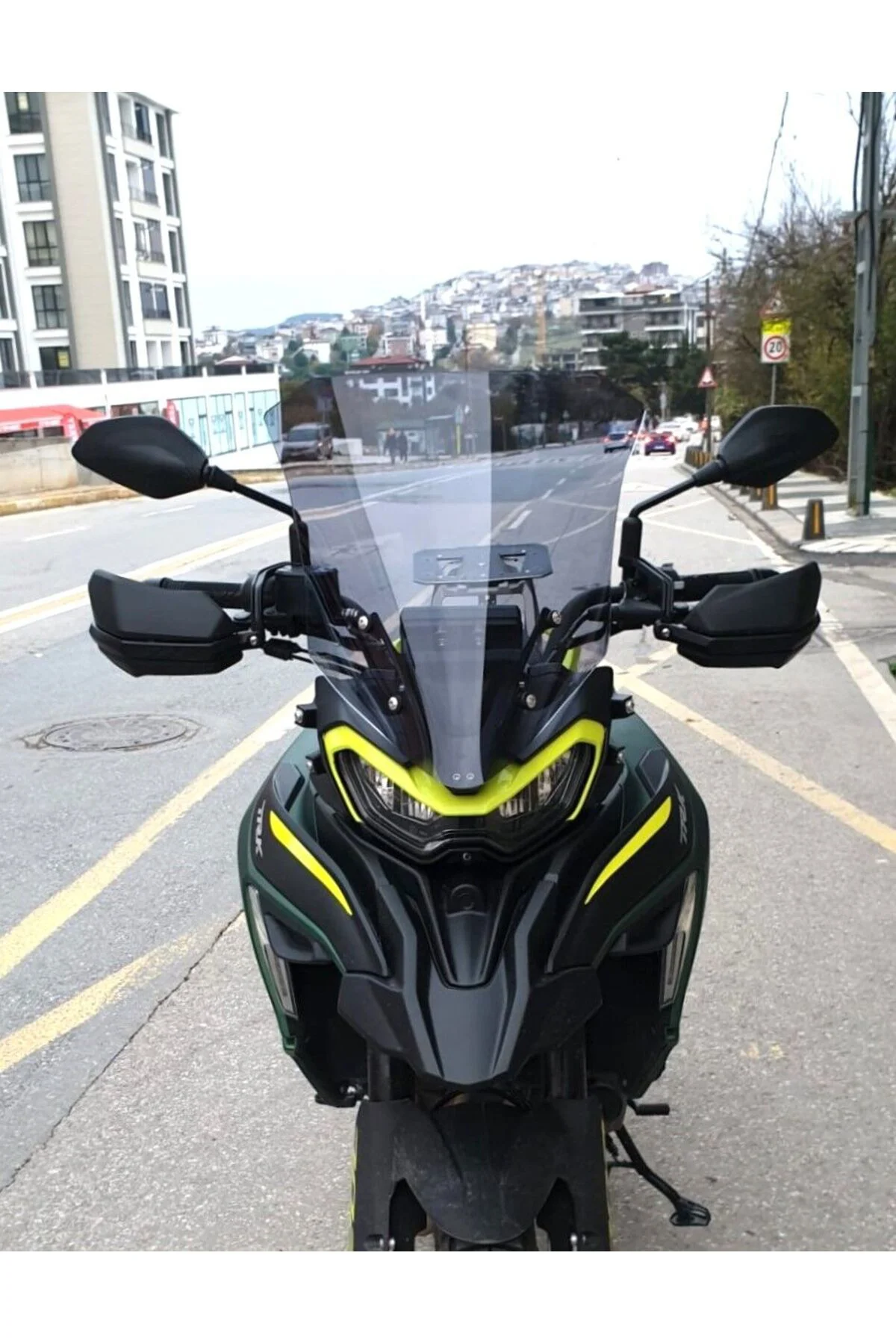 Benelli TRK 702 X Ön Cam 2024-2026 Model 51cm Füme Renkli 4mm TAS