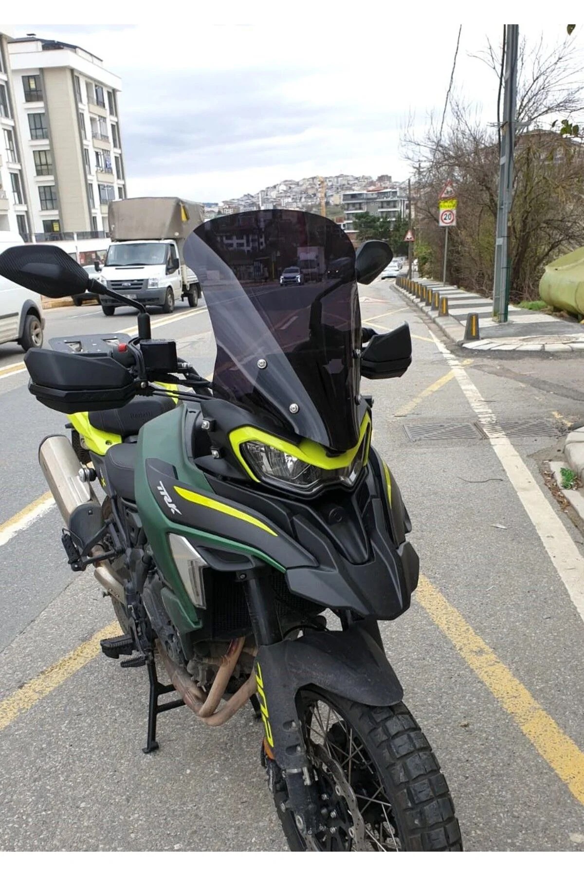 Benelli TRK 702 X Ön Cam 2024-2026 Model 51cm Siyah Renkli 4mm TASARIMLI