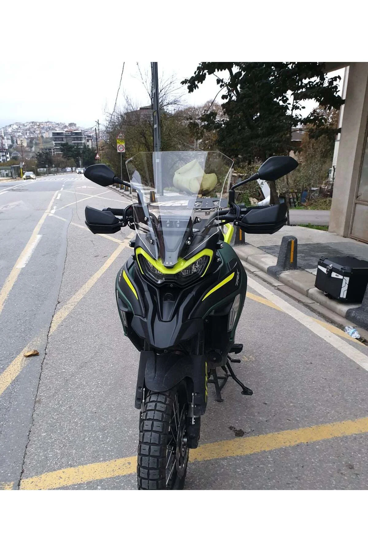 Benelli TRK 702 X Ön Cam 2024-2026 Model 51cm Şeffaf Renkli 4mm