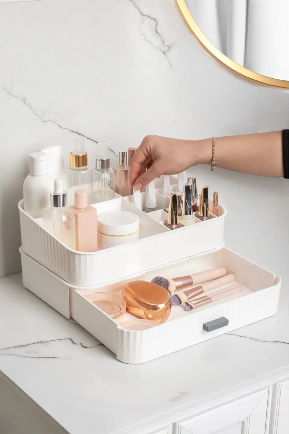 Beyaz 2 katlı makyaj ve takı organizeri, şık ve fonksiyonel düzen