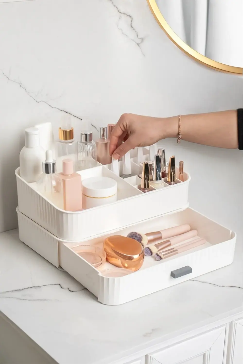 Beyaz 2 katlı makyaj ve takı organizeri, şık ve fonksiyonel düzen