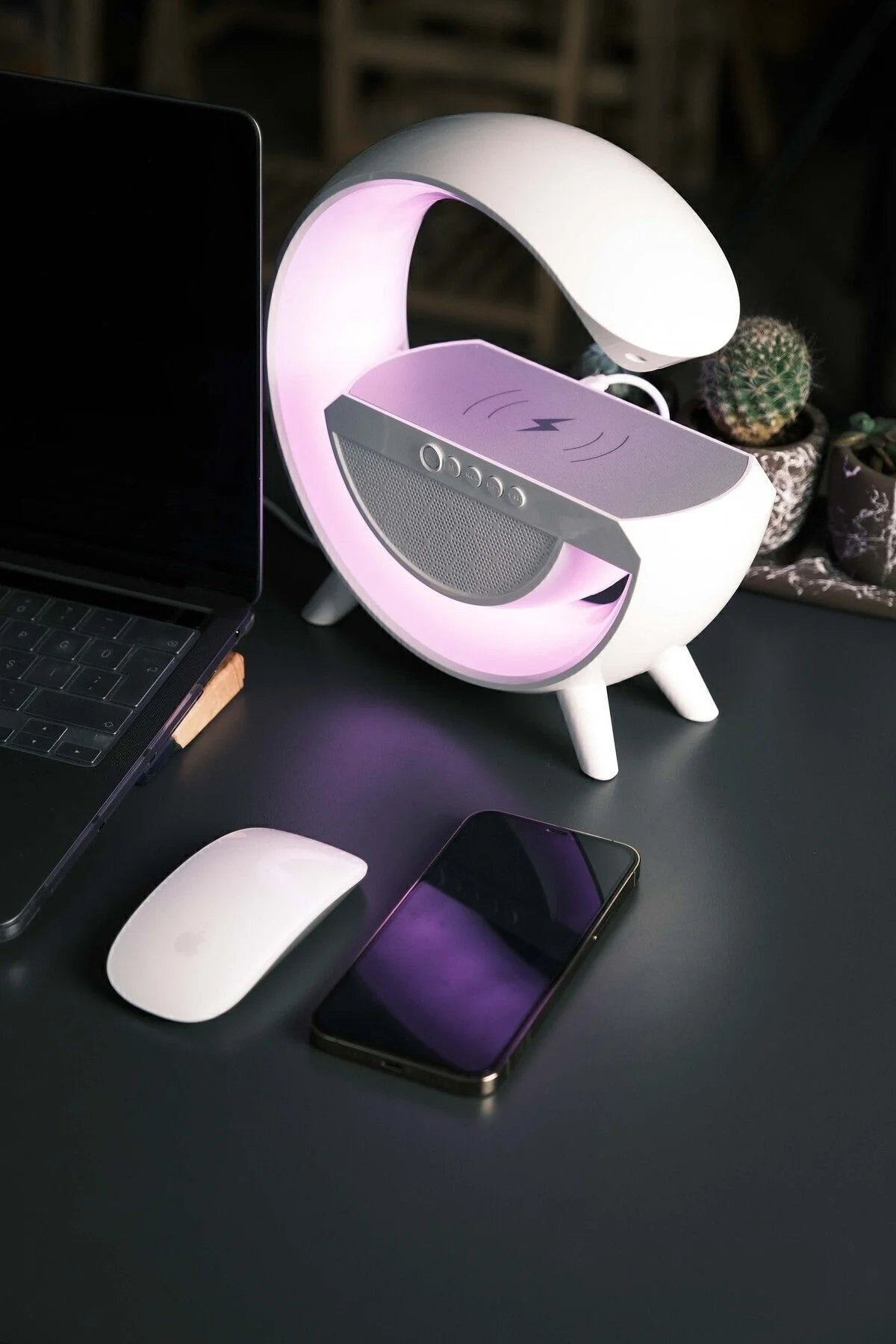 Beyaz Bluetooth Hoparlörlü Masa Lambası, Kablosuz Şarj Özellikli ve 2 Saat Dinleme Süresi