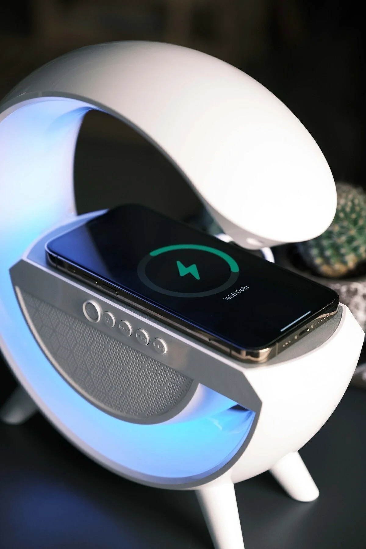Beyaz Bluetooth Hoparlörlü Masa Lambası, Kablosuz Şarj Özellikli ve 2 Saat Dinleme Süresi