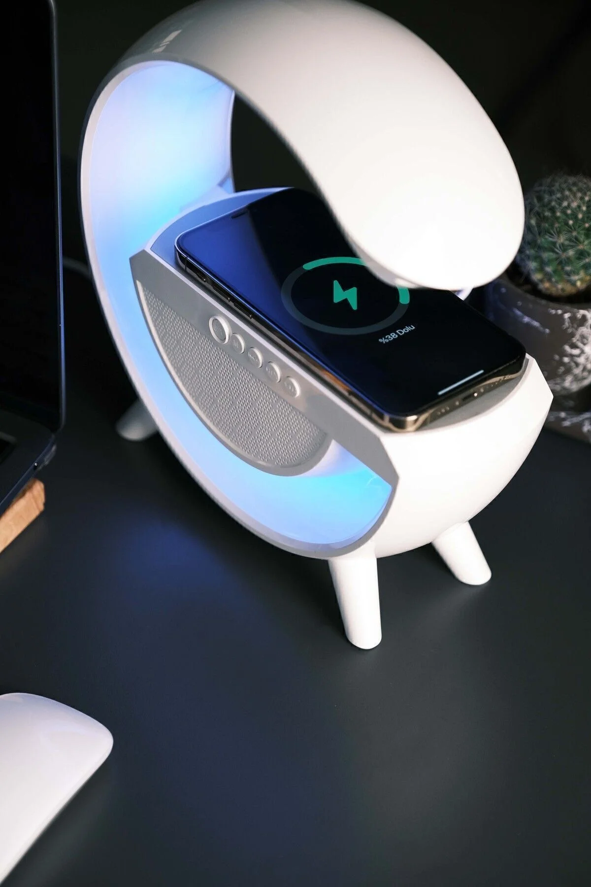 Beyaz Bluetooth Hoparlörlü Masa Lambası, Kablosuz Şarj Özellikli ve 2 Saat Dinleme Süresi
