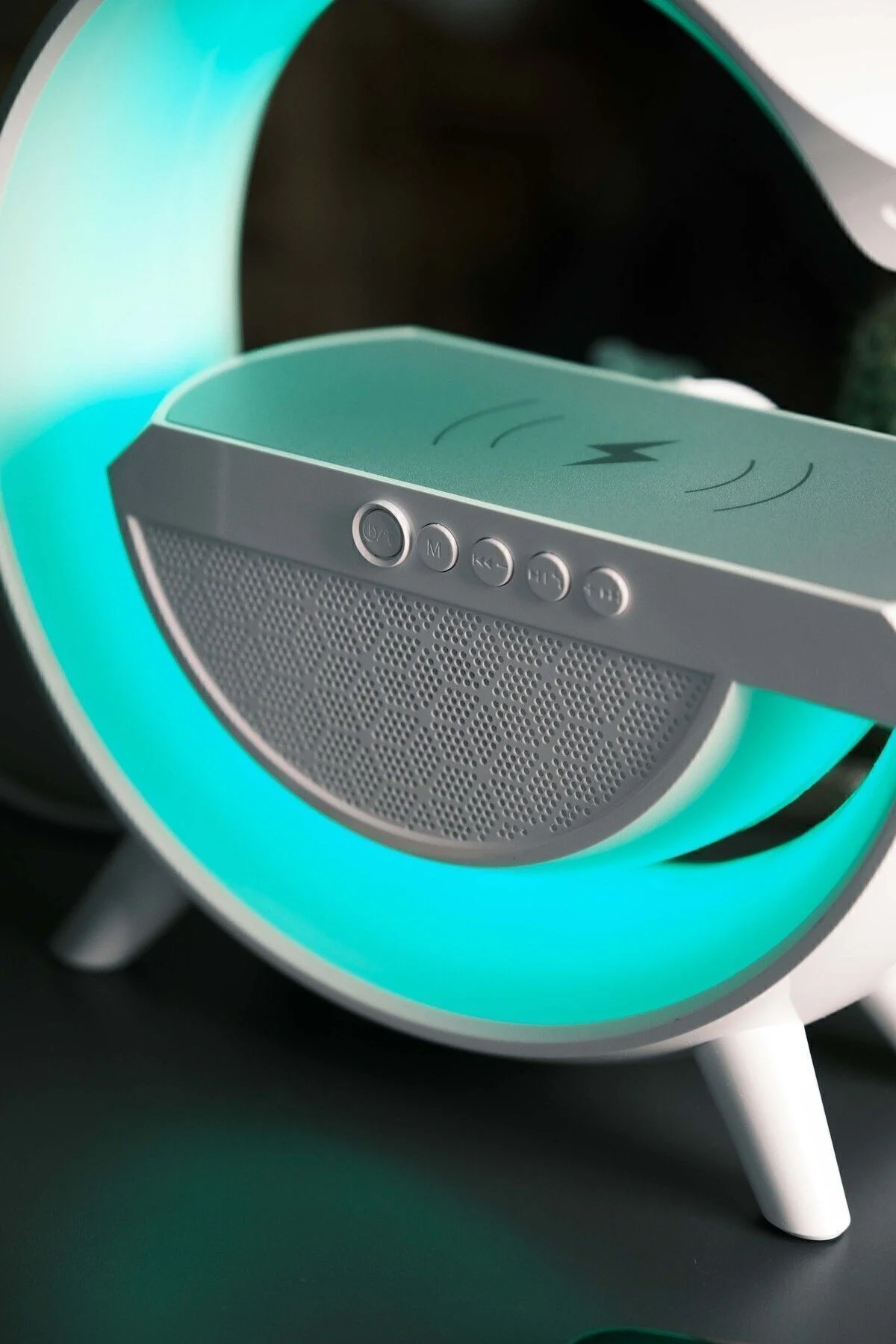 Beyaz Bluetooth Hoparlörlü Masa Lambası, Kablosuz Şarj Özellikli ve 2 Saat Dinleme Süresi