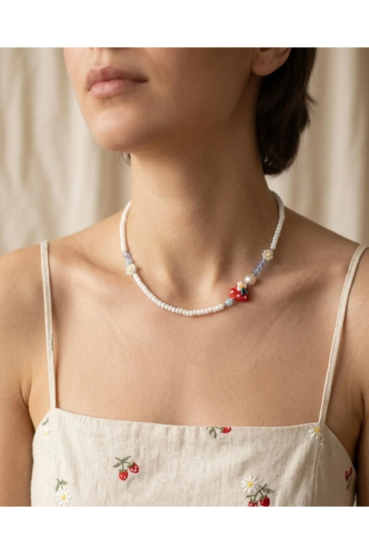 Beyaz Boncuklu Kırmızı Kalpli Papatya Detaylı Choker Kolye