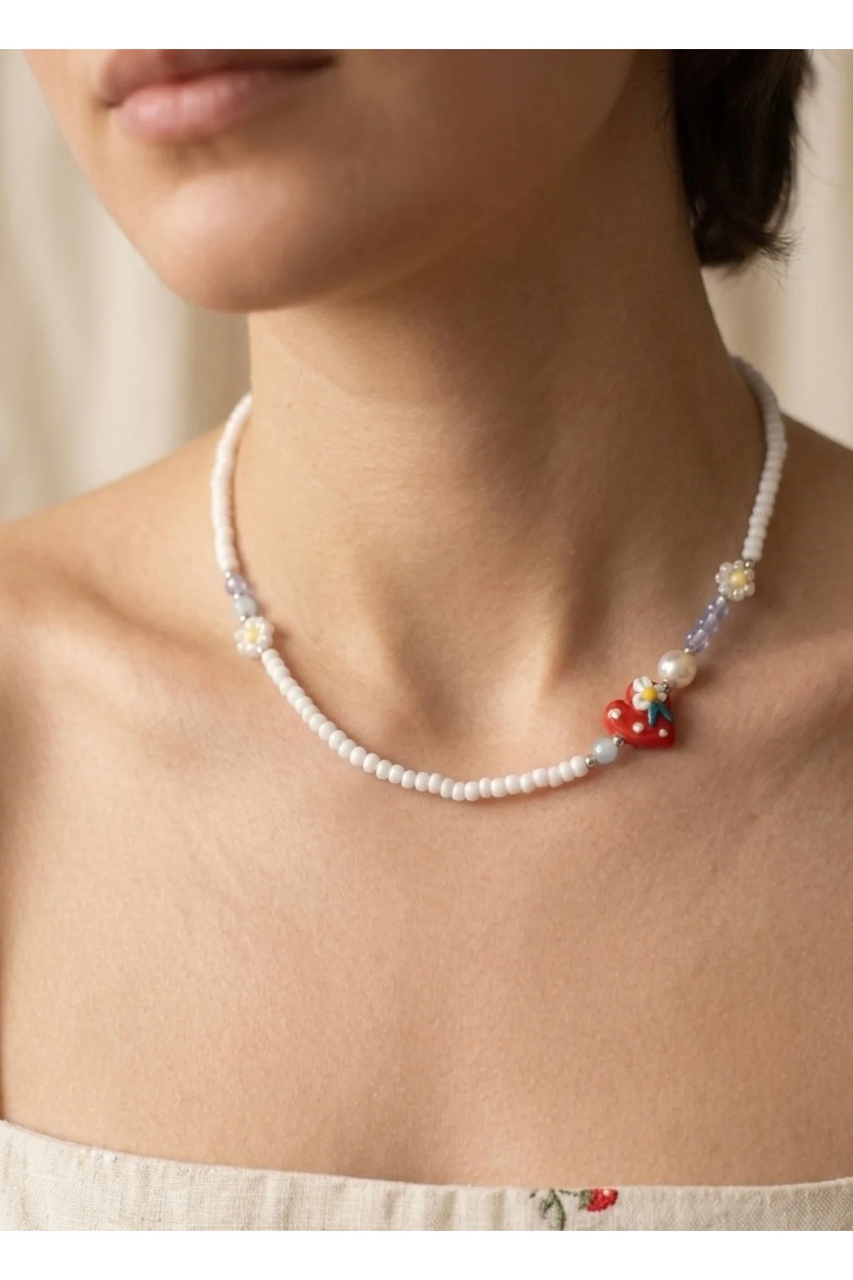Beyaz Boncuklu Kırmızı Kalpli Papatya Detaylı Choker Kolye