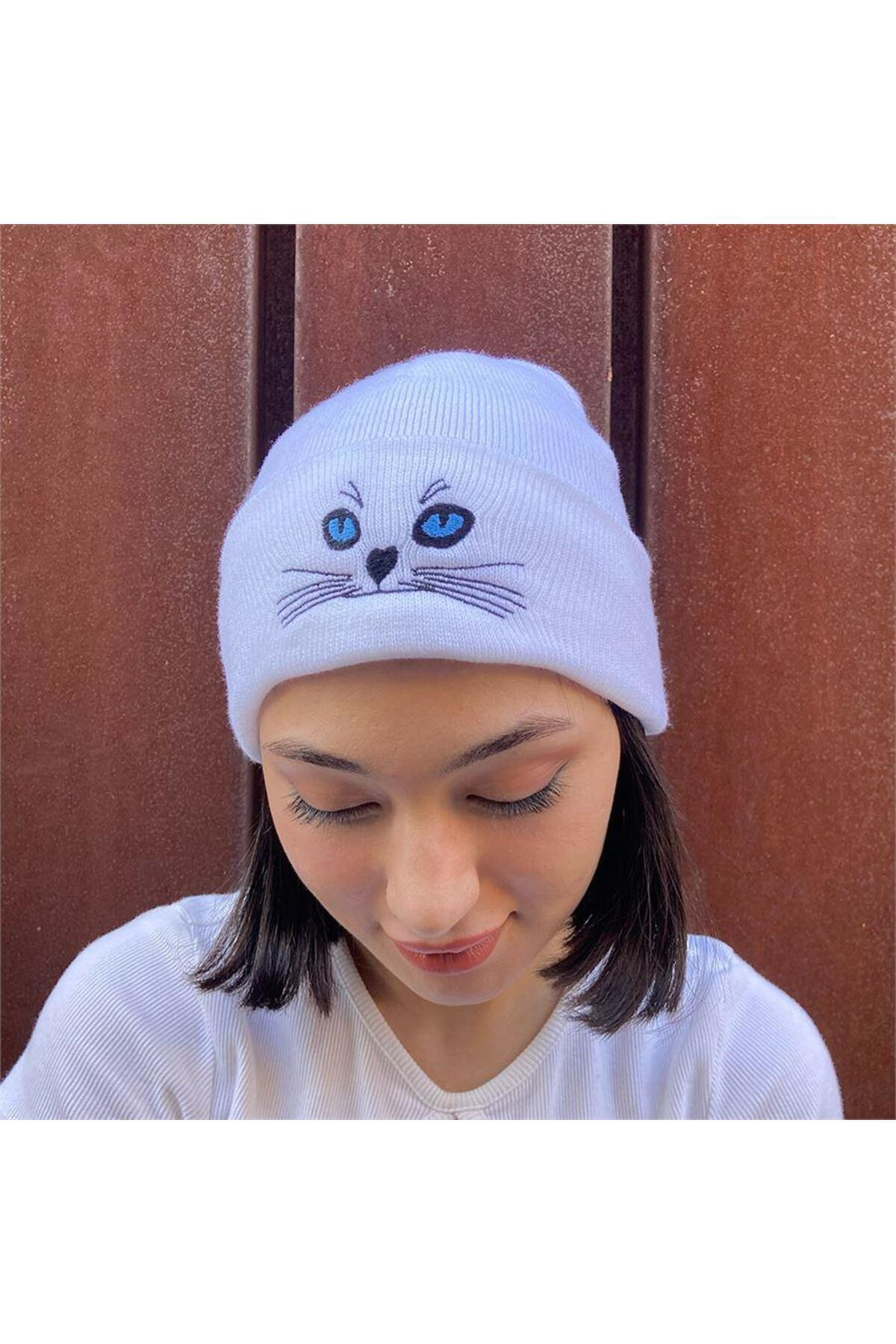 Beyaz Cat Face Bere