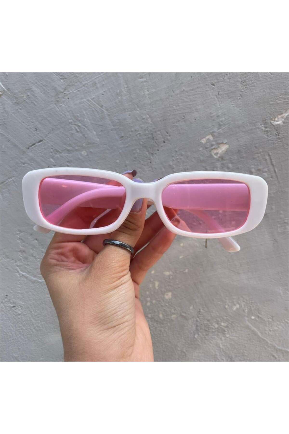 Beyaz Çerçeveli ve Pembe Camlı Retro Güneş Gözlüğü