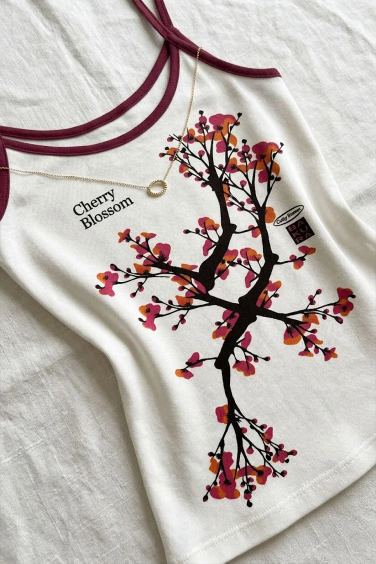 Beyaz Cherry Blossom Kırmızı Şerit Yaka Y2K Kısa Kollu Crop Beyaz Cherry Blossom Kırmızı Şerit Yaka Y2K Kısa Kollu Crop