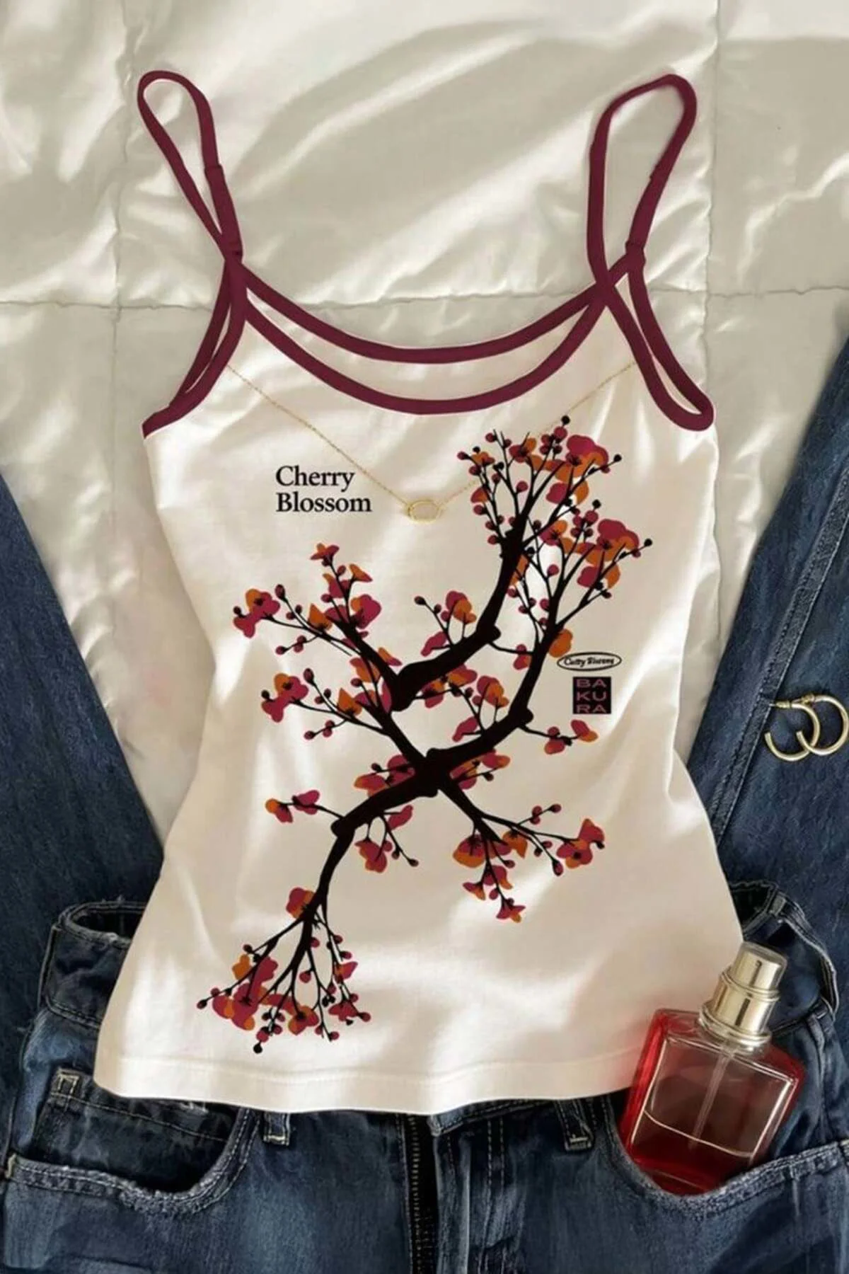 Beyaz Cherry Blossom Kırmızı Şerit Yaka Y2K Kısa Kollu Crop Beyaz Cherry Blossom Kırmızı Şerit Yaka Y2K Kısa Kollu Crop