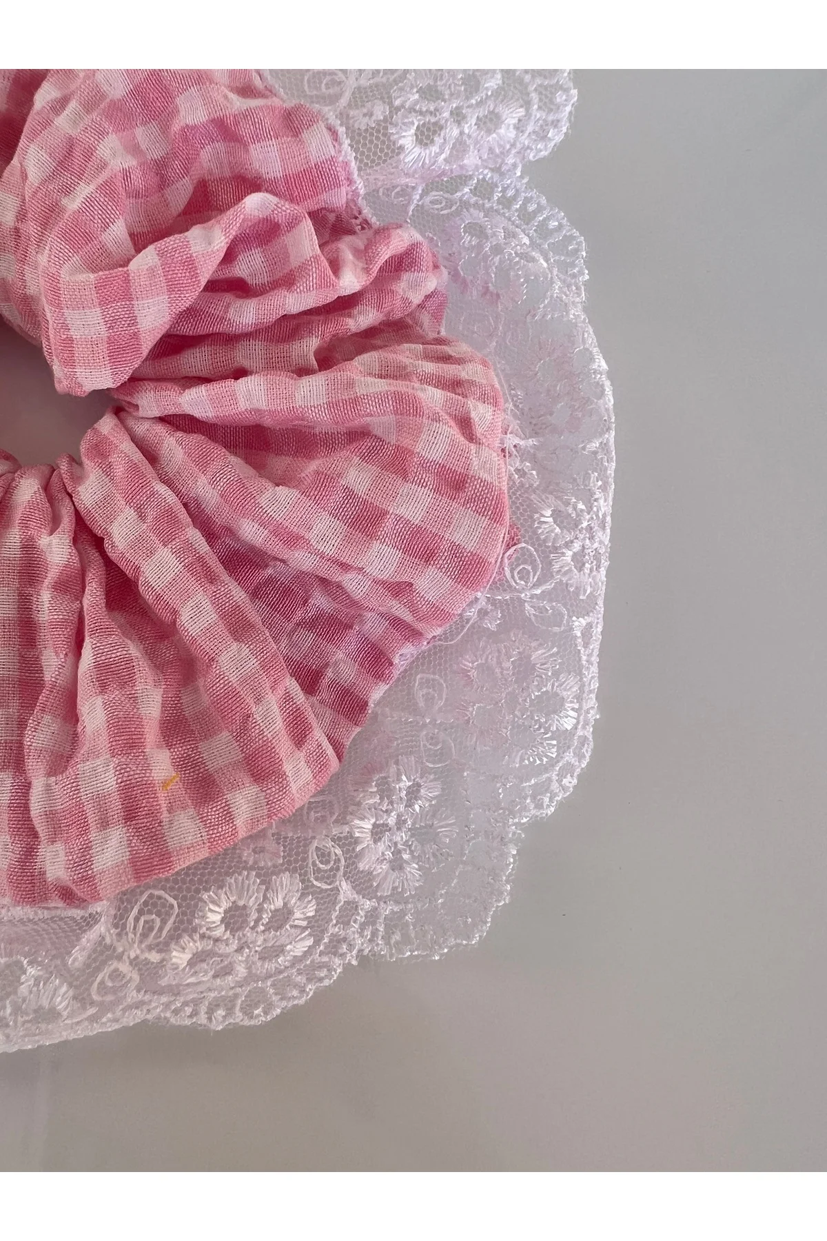 Beyaz Dantel Fırfır Detaylı Pembe Pötikare Beyaz Scrunchie Lastikli Toka