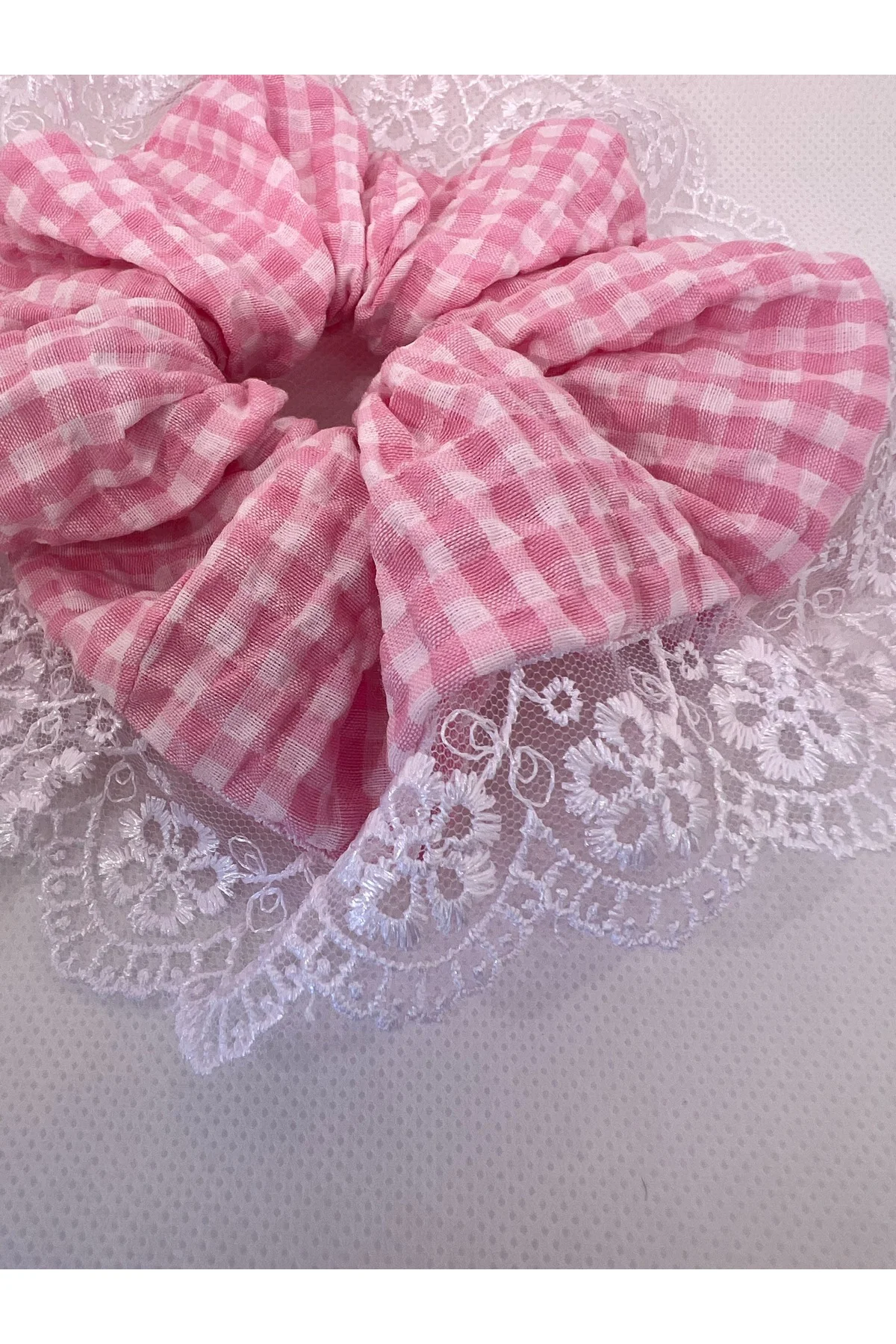 Beyaz Dantel Fırfır Detaylı Pembe Pötikare Beyaz Scrunchie Lastikli Toka