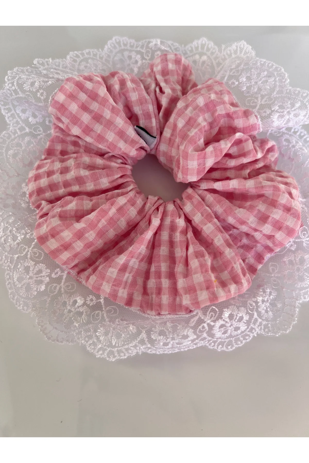 Beyaz Dantel Fırfır Detaylı Pembe Pötikare Beyaz Scrunchie Lastikli Toka
