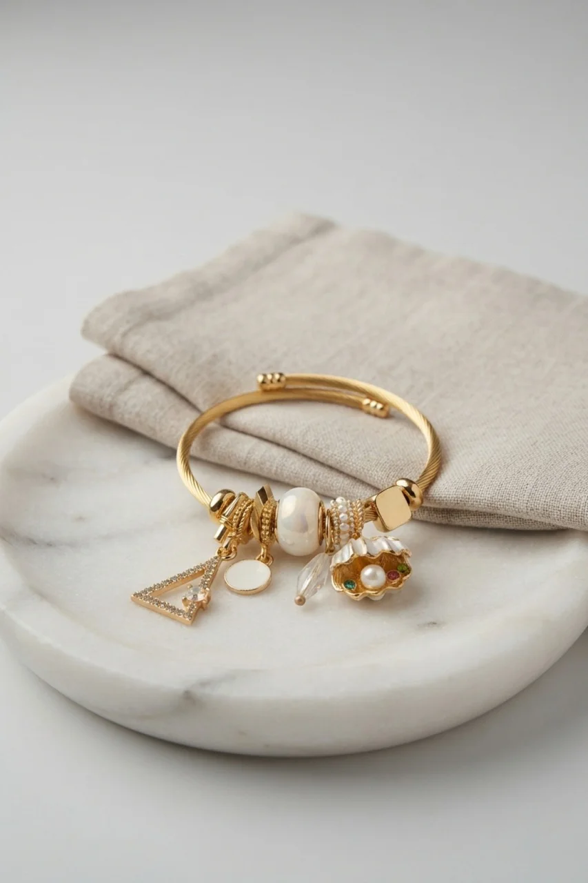 Beyaz Deniz Kabuğu Model Gold Renk Charmlı Bileklik - Lisinya Diğer