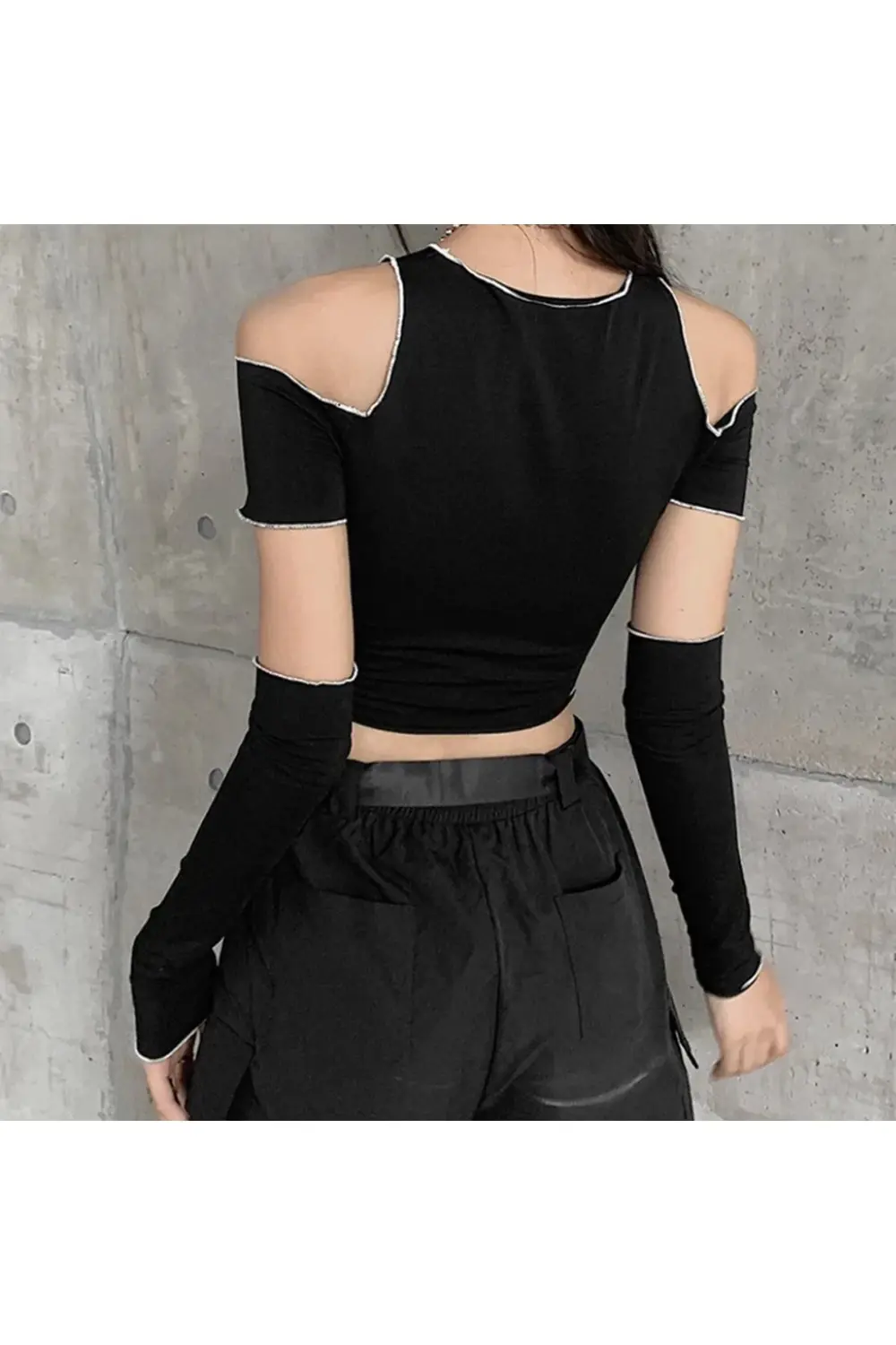 Beyaz Dikiş Detaylı Ve Kolluklu Yarım T-Shirt