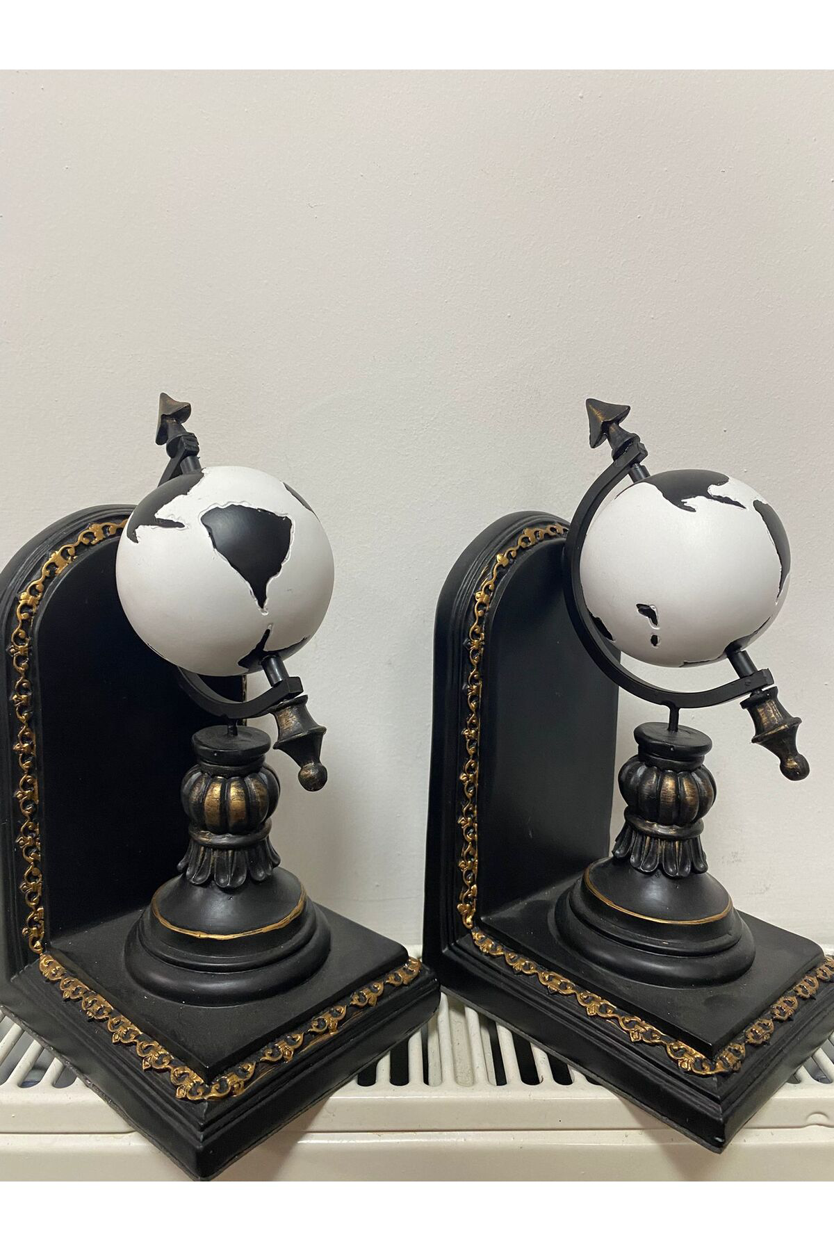 Beyaz Dünya Yerküre Kitap Tutucu