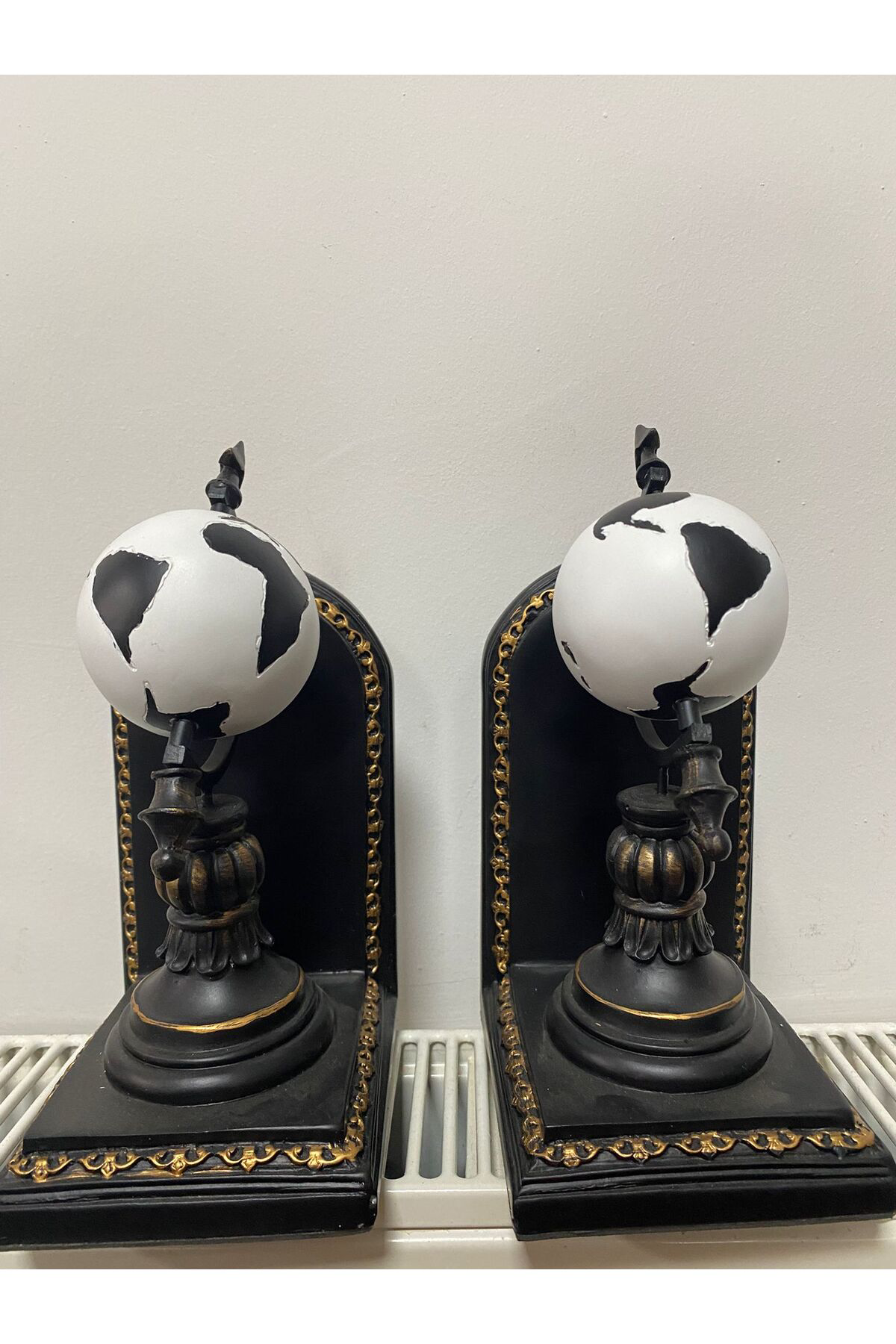 Beyaz Dünya Yerküre Kitap Tutucu