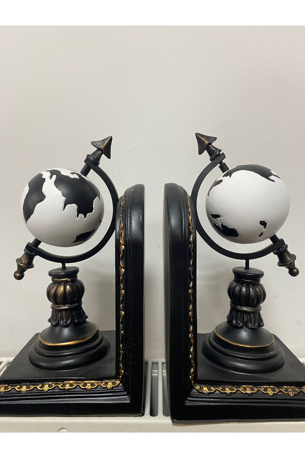 Beyaz Dünya Yerküre Kitap Tutucu