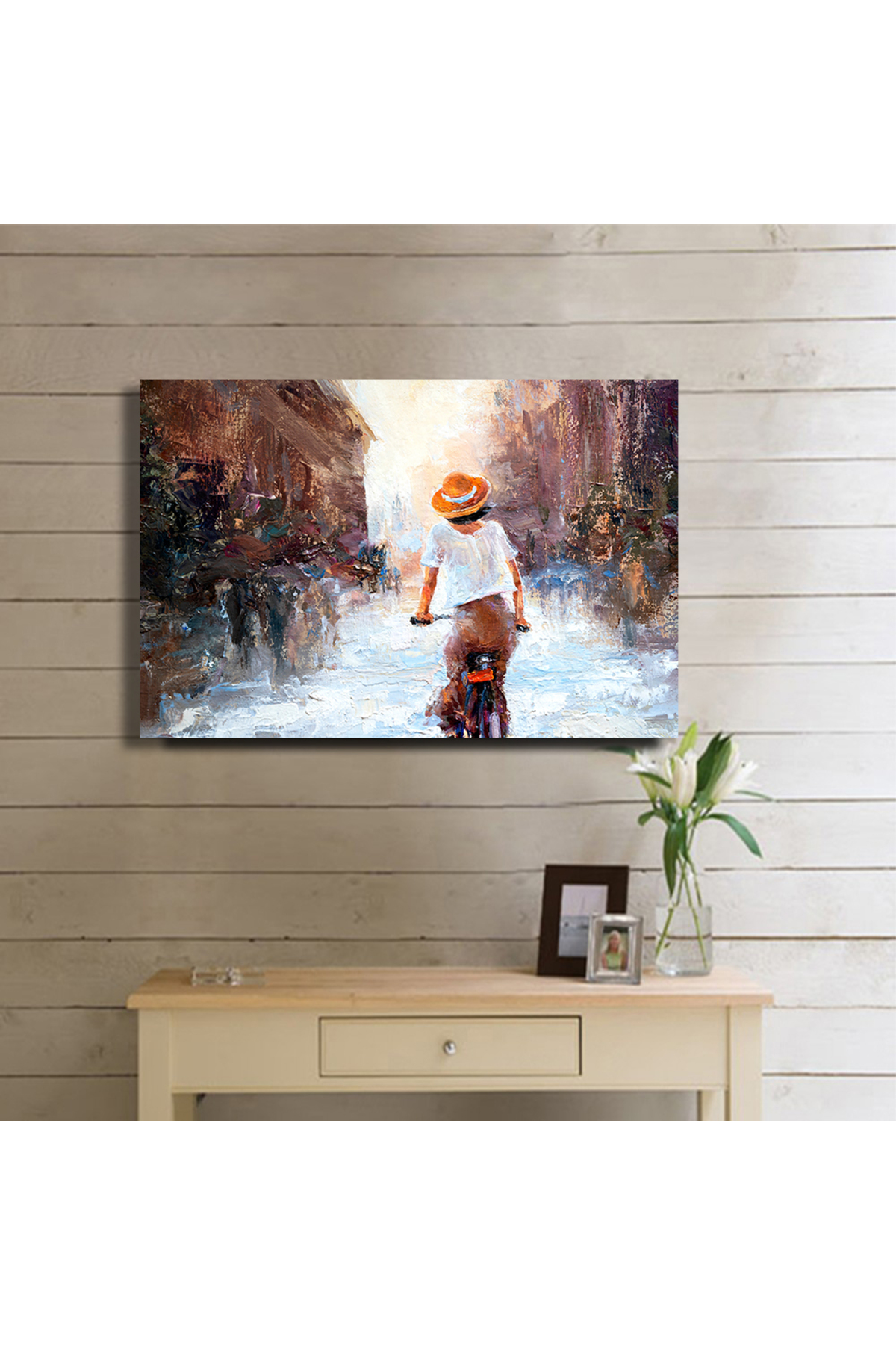 Korkmazkanvas Beyaz Elbiseli Bir Kız Bisiklete Biniyor. Kahverengi Arka Plan Üz