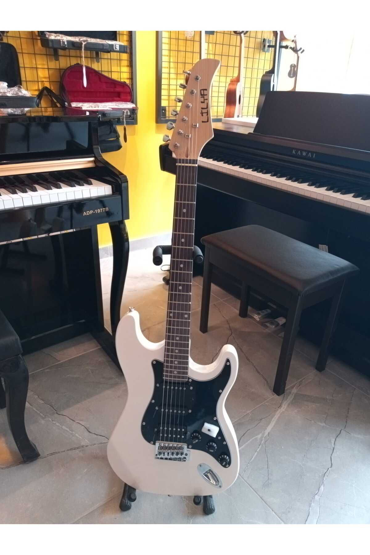 Lilya Beyaz Elektro Gitar St 309 Hss ( Hediyeler)