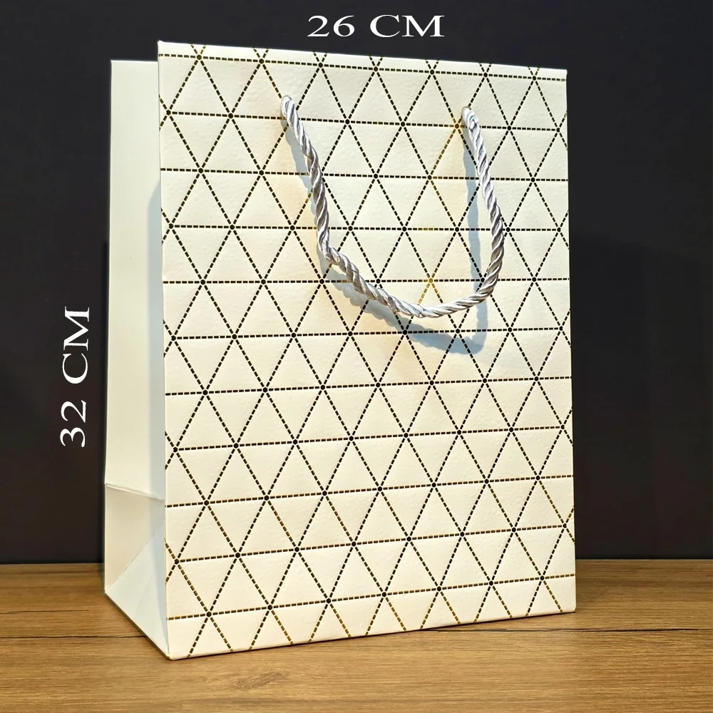 Beyaz Geometrik Desenli Büyük Boy Karton Hediye Çantası Beyaz Geometrik Desenli Büyük Boy Karton Hediye Çantası