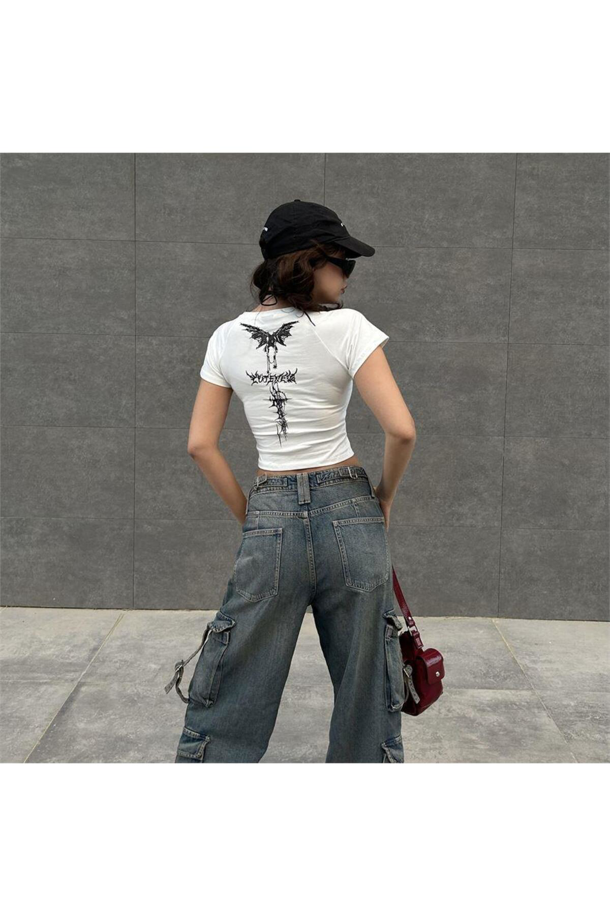Beyaz Gothic Dragon Slayer Kısa Kollu Crop