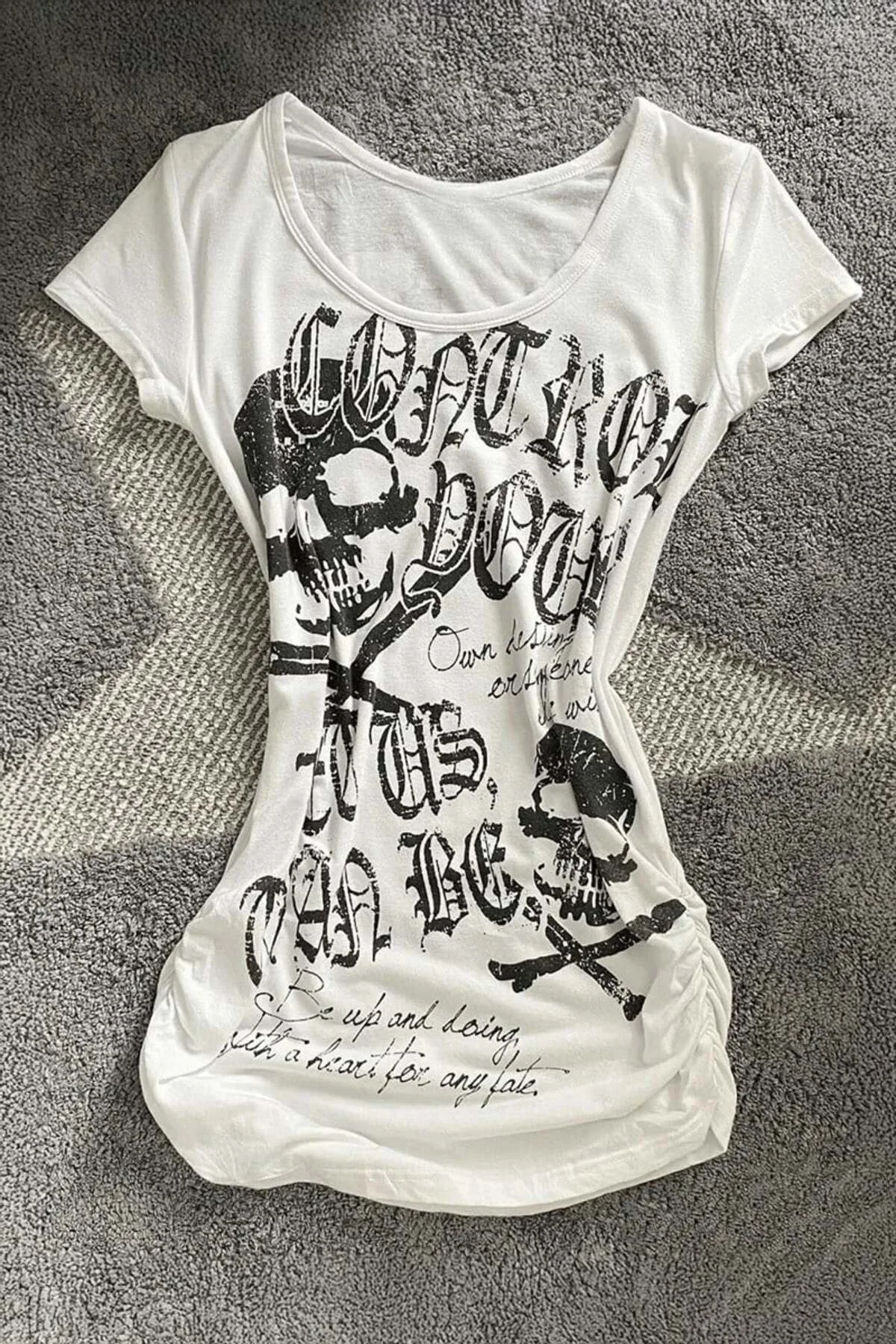 Beyaz Gotik Skulls Control Geniş Yaka Y2K Kısa Kollu Crop Beyaz Gotik Skulls Control Geniş Yaka Y2K Kısa Kollu Crop