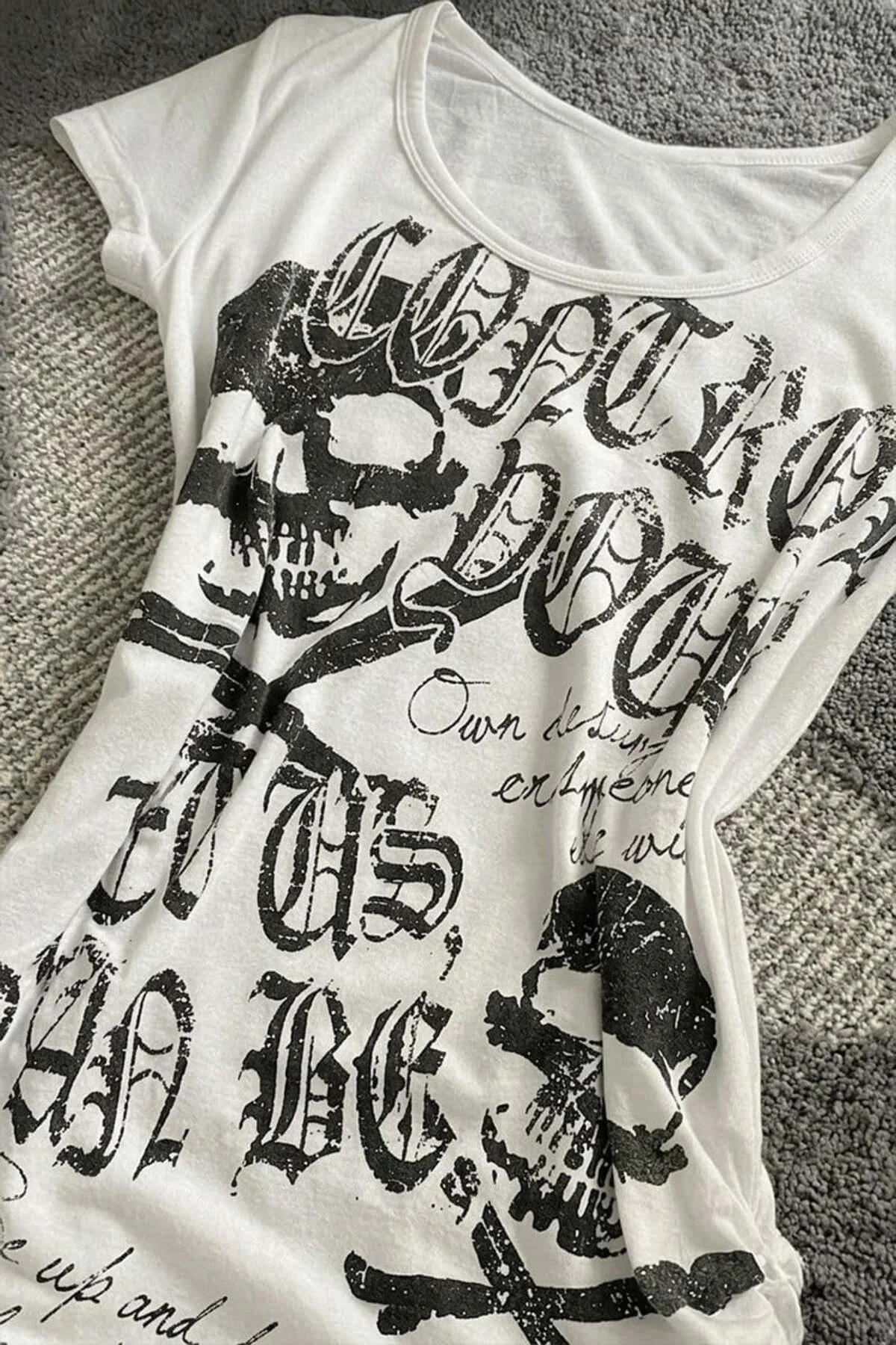 Beyaz Gotik Skulls Control Geniş Yaka Y2K Kısa Kollu Crop Beyaz Gotik Skulls Control Geniş Yaka Y2K Kısa Kollu Crop