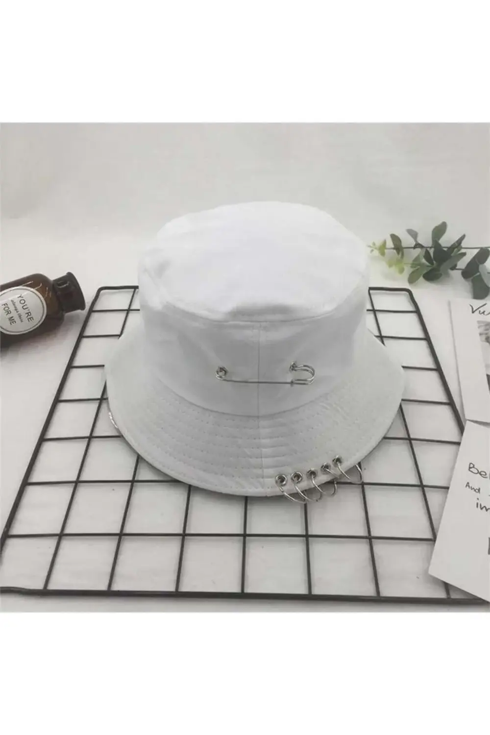 Beyaz K-Pop Piercing Ve Çengelli İğne Modelli Bucket Şapka