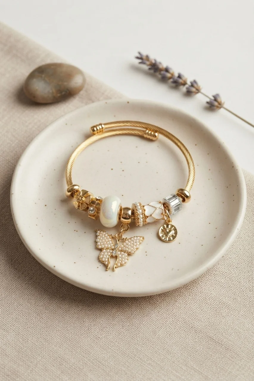 Beyaz Kelebek Model Gold Renk Charmlı Bileklik - Lisinya Diğer