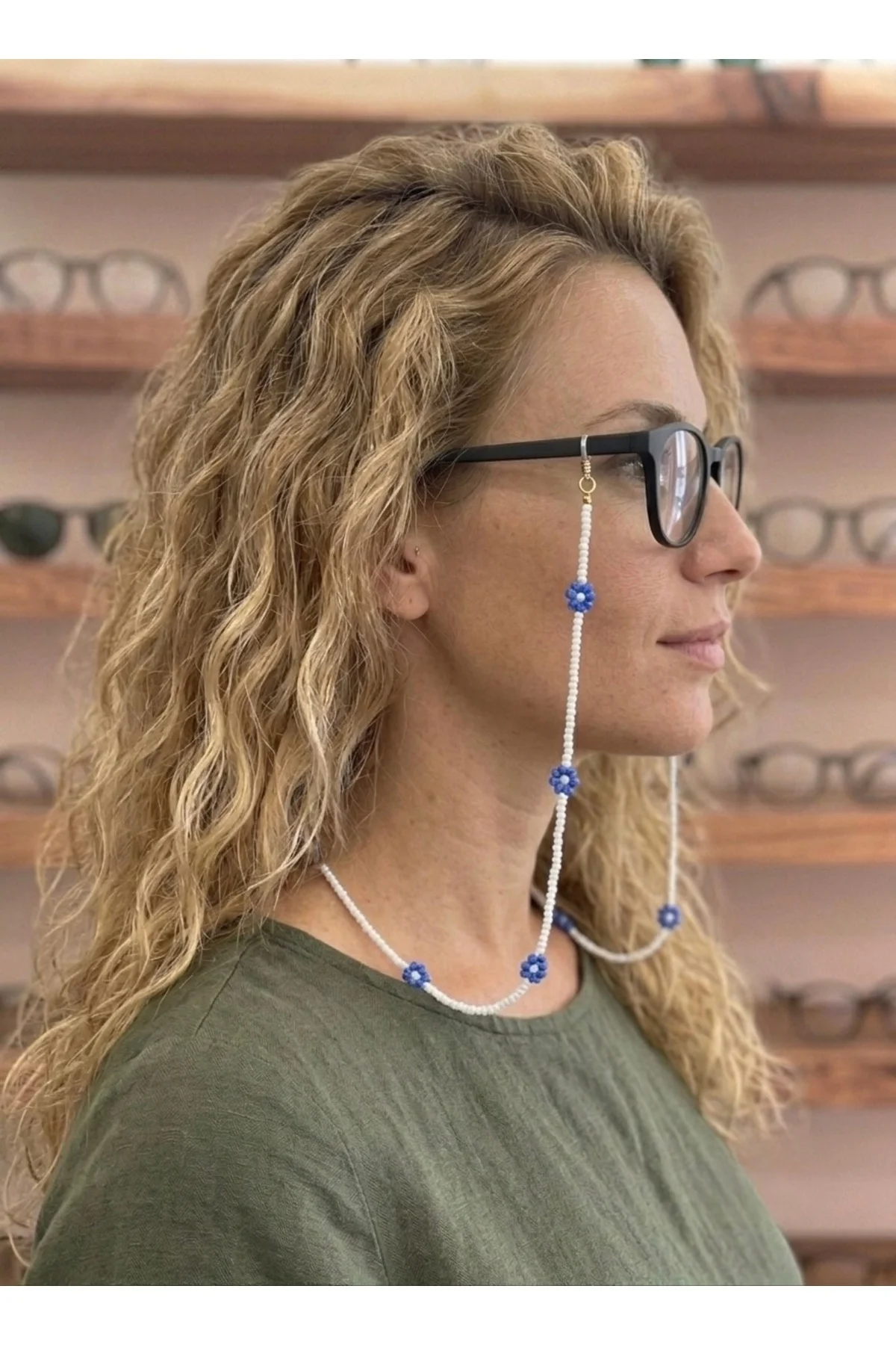 Beyaz Kum Boncuk Mavi Çiçekli Gözlük İpi Aksesuarı Optik ve Güneş Uyumlu