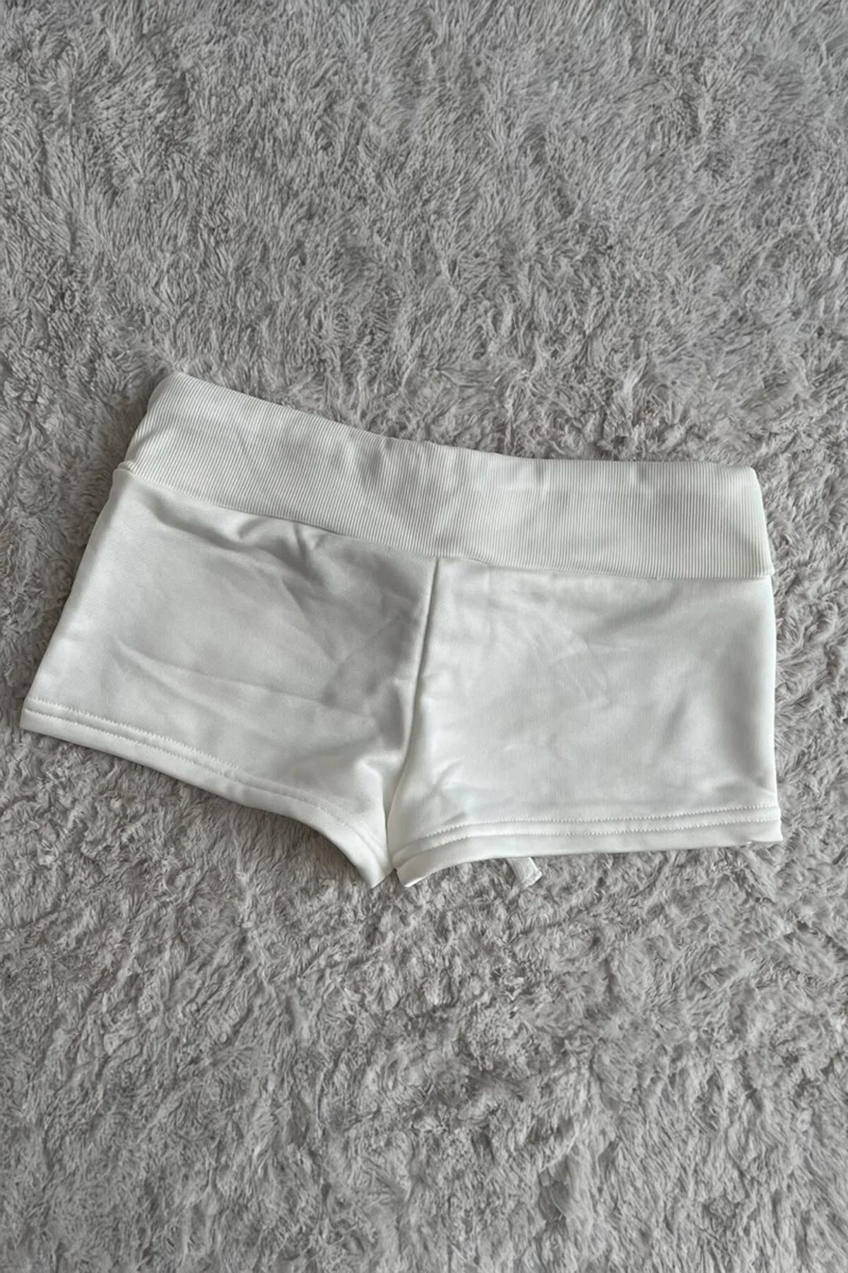 Beyaz Lacivert Hibiskus Çiçeği İpli Y2K Mini Şort Beyaz Lacivert Hibiskus Çiçeği İpli Y2K Mini Şort