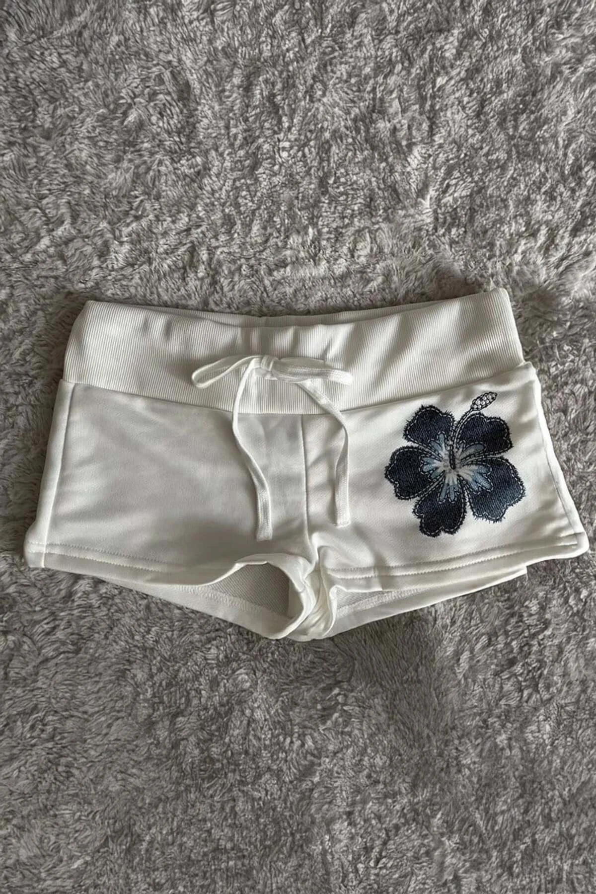 Beyaz Lacivert Hibiskus Çiçeği İpli Y2K Mini Şort Beyaz Lacivert Hibiskus Çiçeği İpli Y2K Mini Şort