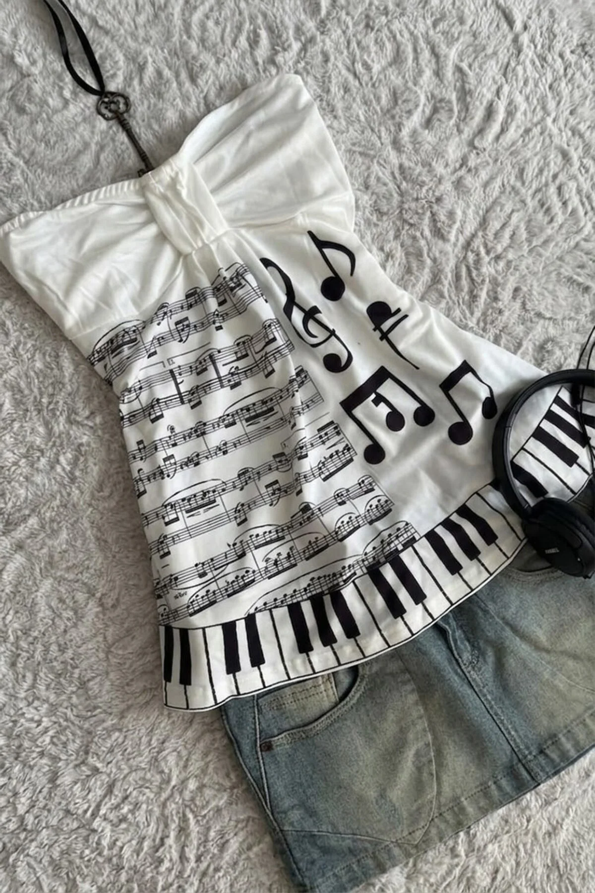Beyaz Nota Desenli Piano Detaylı Y2K Straplez Crop Beyaz Nota Desenli Piano Detaylı Y2K Straplez Crop Fiyatı, Yorumları ve Özellikleri